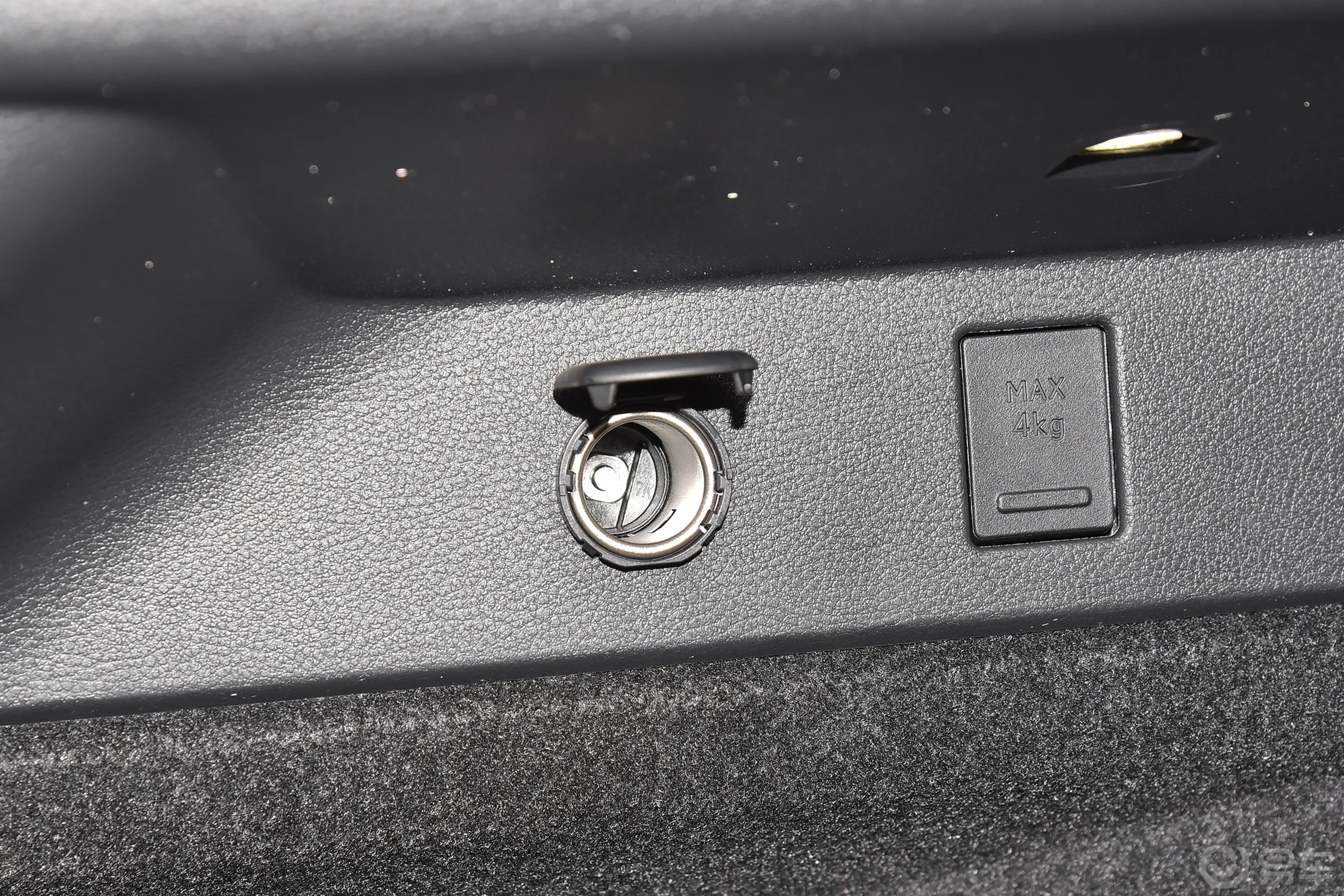 雷克萨斯NX260 两驱创驰版行李厢电源接口