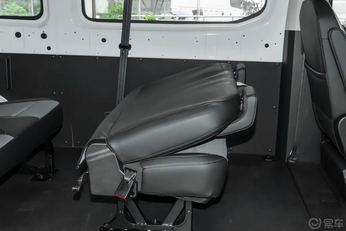 远程超级VAN340km 中轴高顶智富版 66kWh 6/7座后排空间