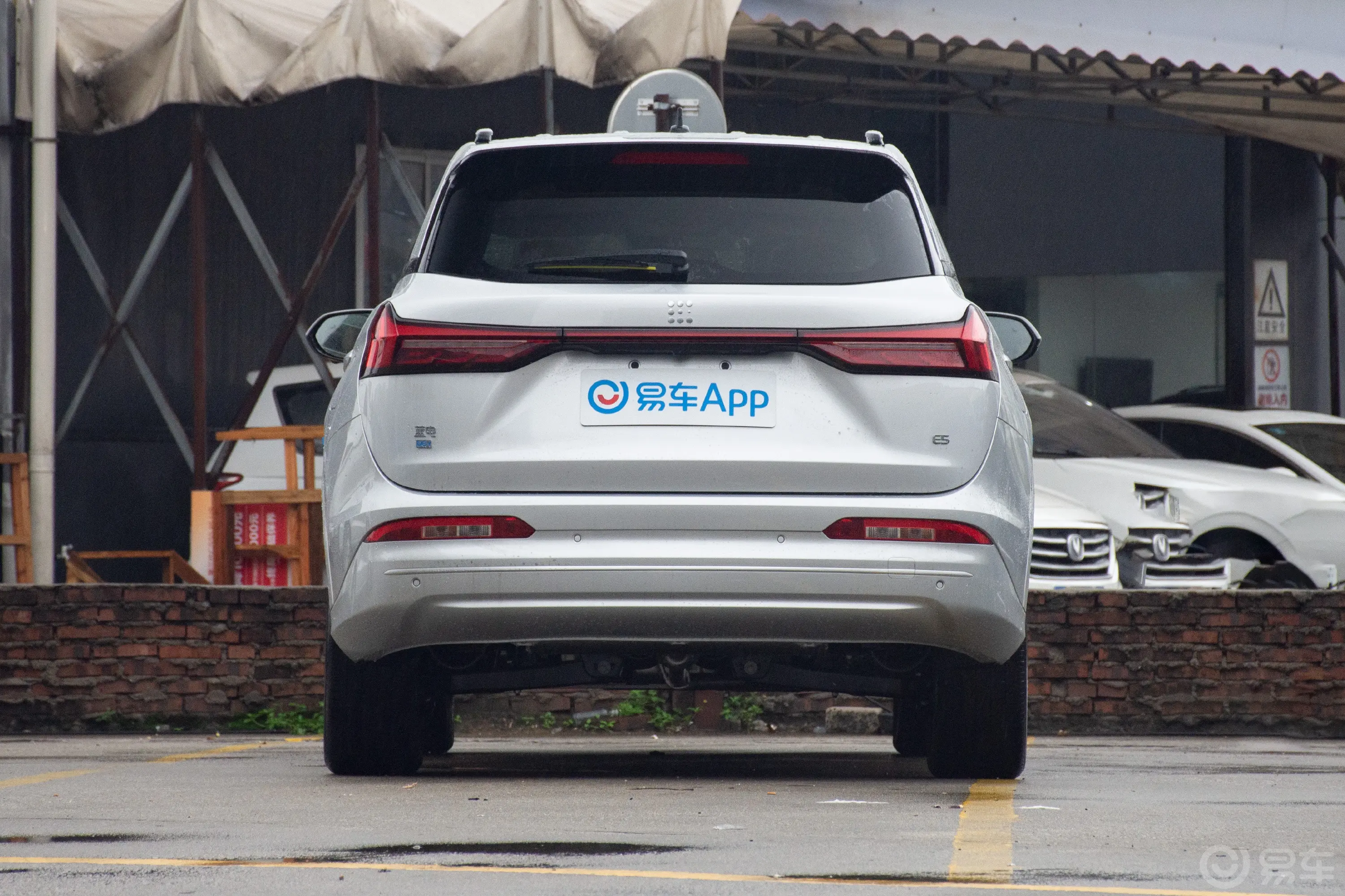 蓝电E5荣耀版 1.5L 100km 臻享型 7座正后水平