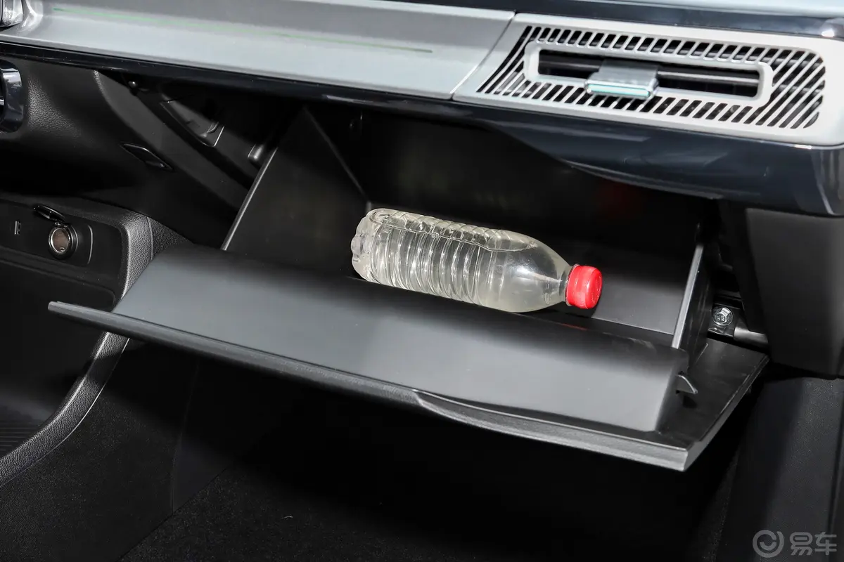 AION YPlus 610km 610 智驾版 磷酸铁锂手套箱空间水瓶横置