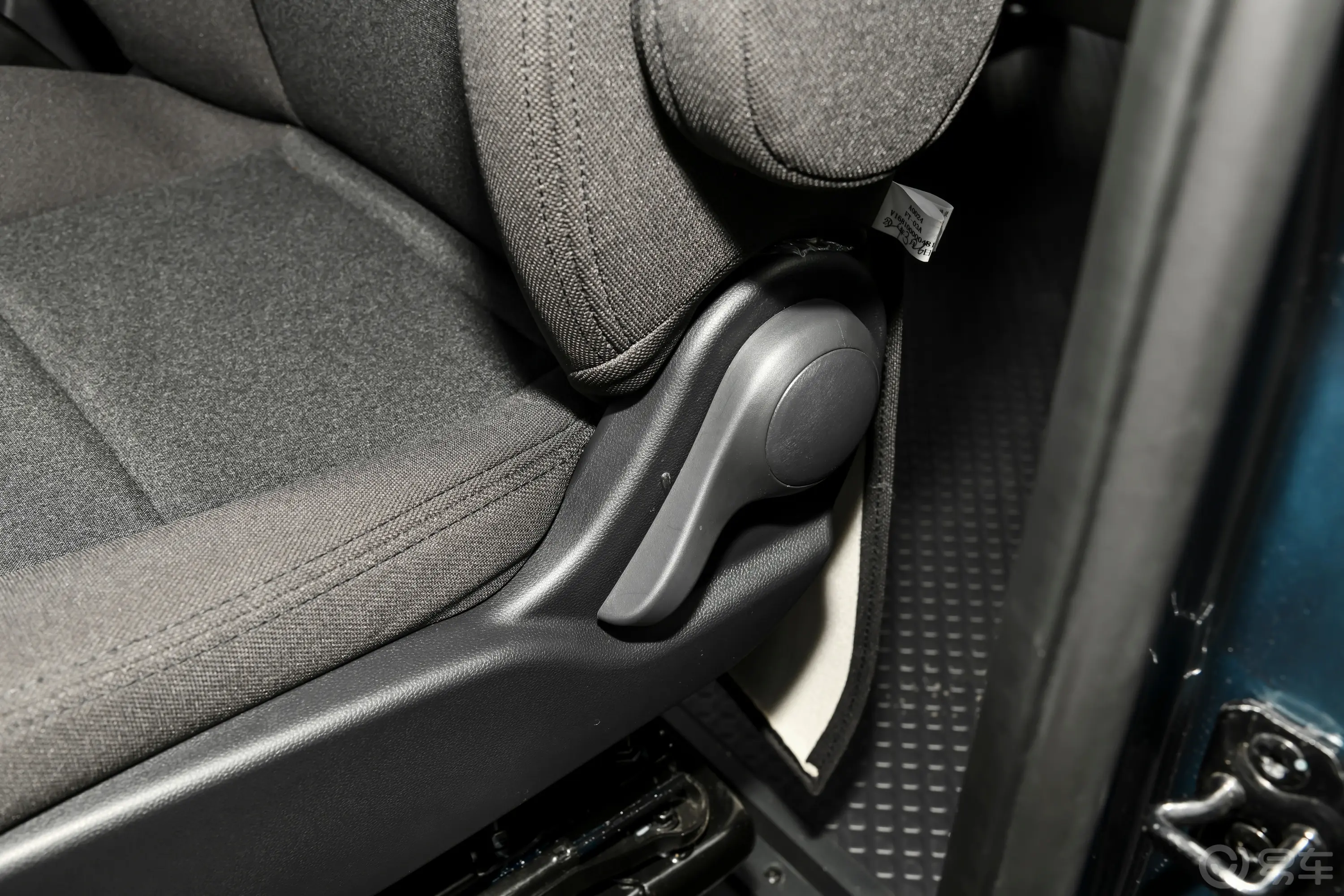 图雅诺2.0T 手动短轴中顶年度型 5座主驾座椅调节