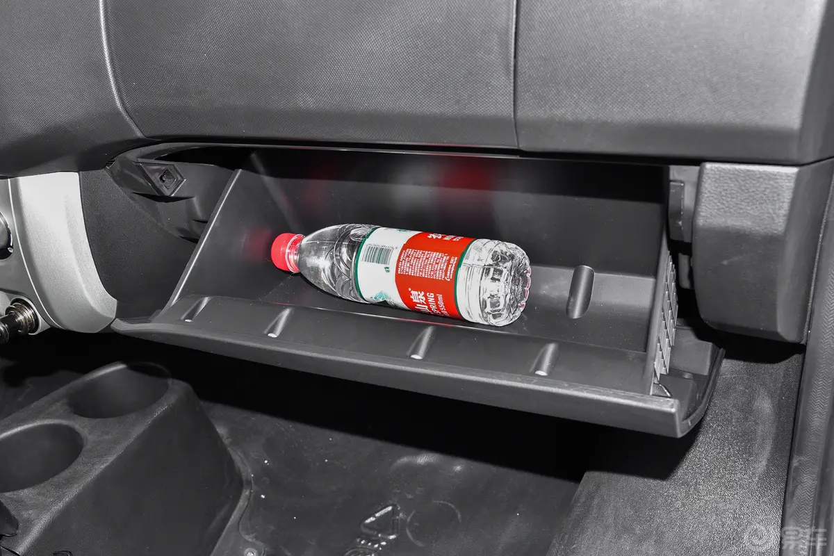 瑞驰新能源EC31263km 冷藏车标准版手套箱空间水瓶横置