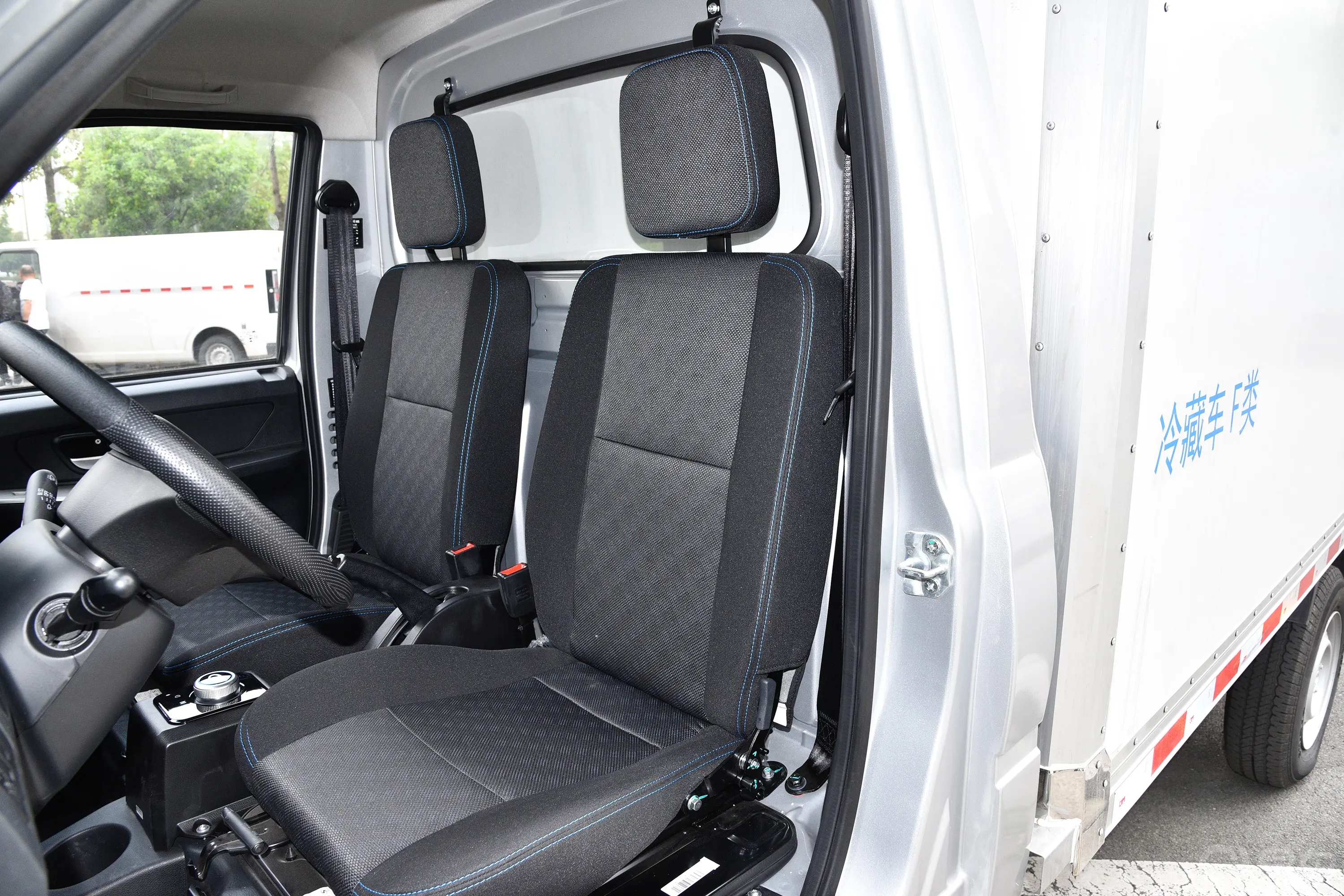 瑞驰新能源EC31263km 冷藏车标准版驾驶员座椅