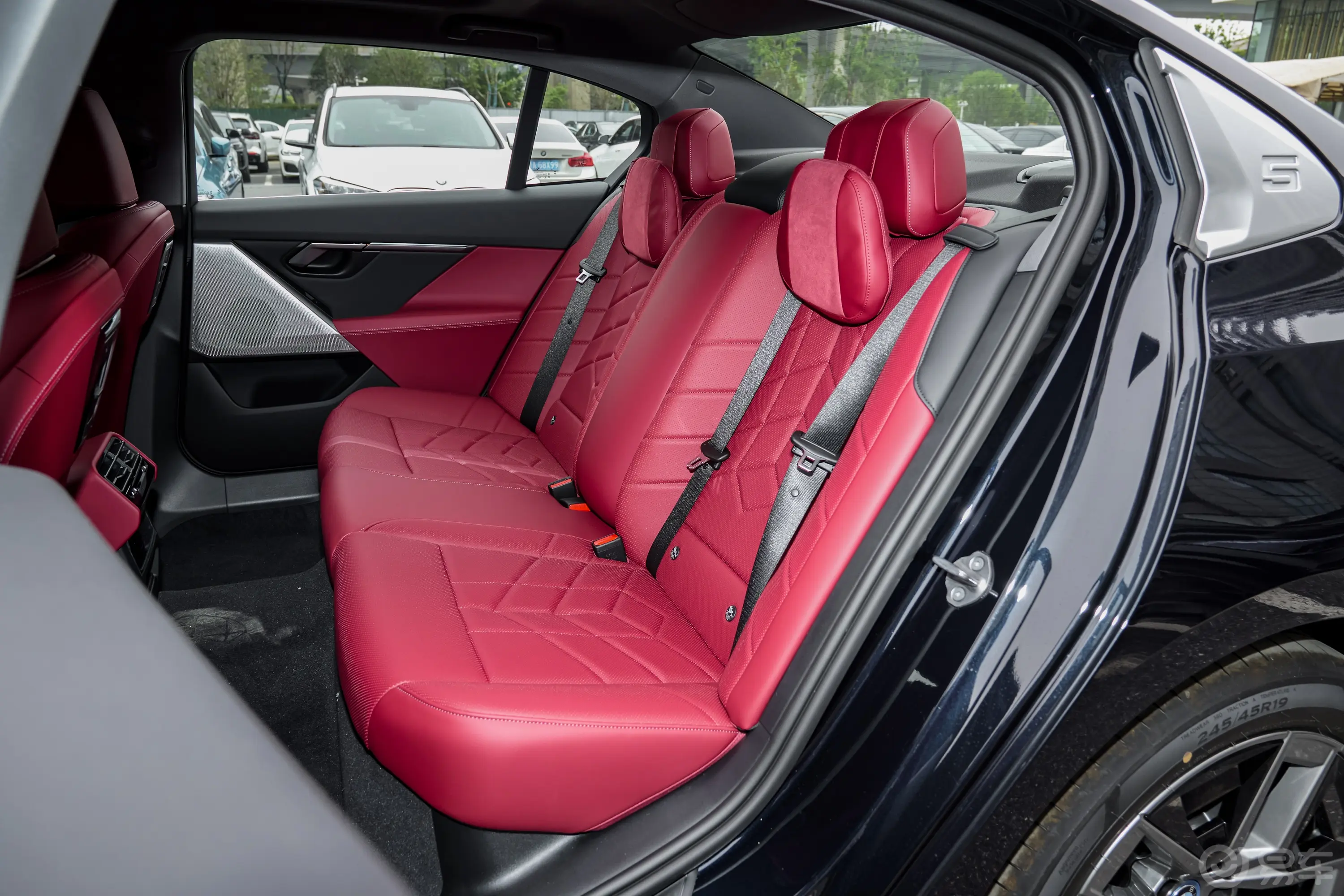 宝马i5eDrive 35L 豪华套装后排座椅
