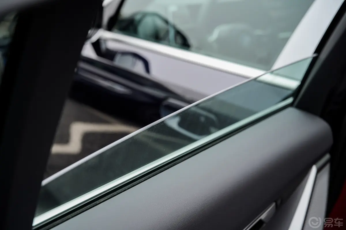 宝马i5eDrive 35L 豪华套装后排玻璃材质特写