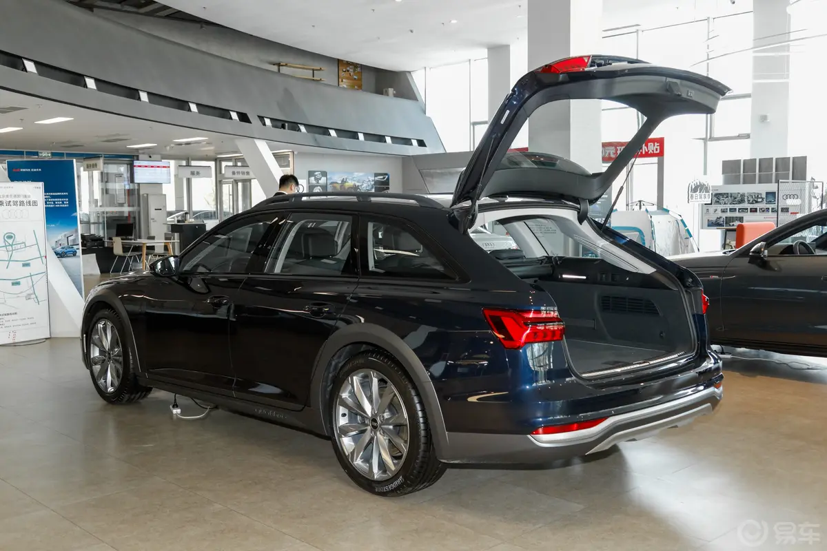 奥迪A6Allroad quattro 探索家 55 TFSI 尊享越野型后备厢开启45度侧拍