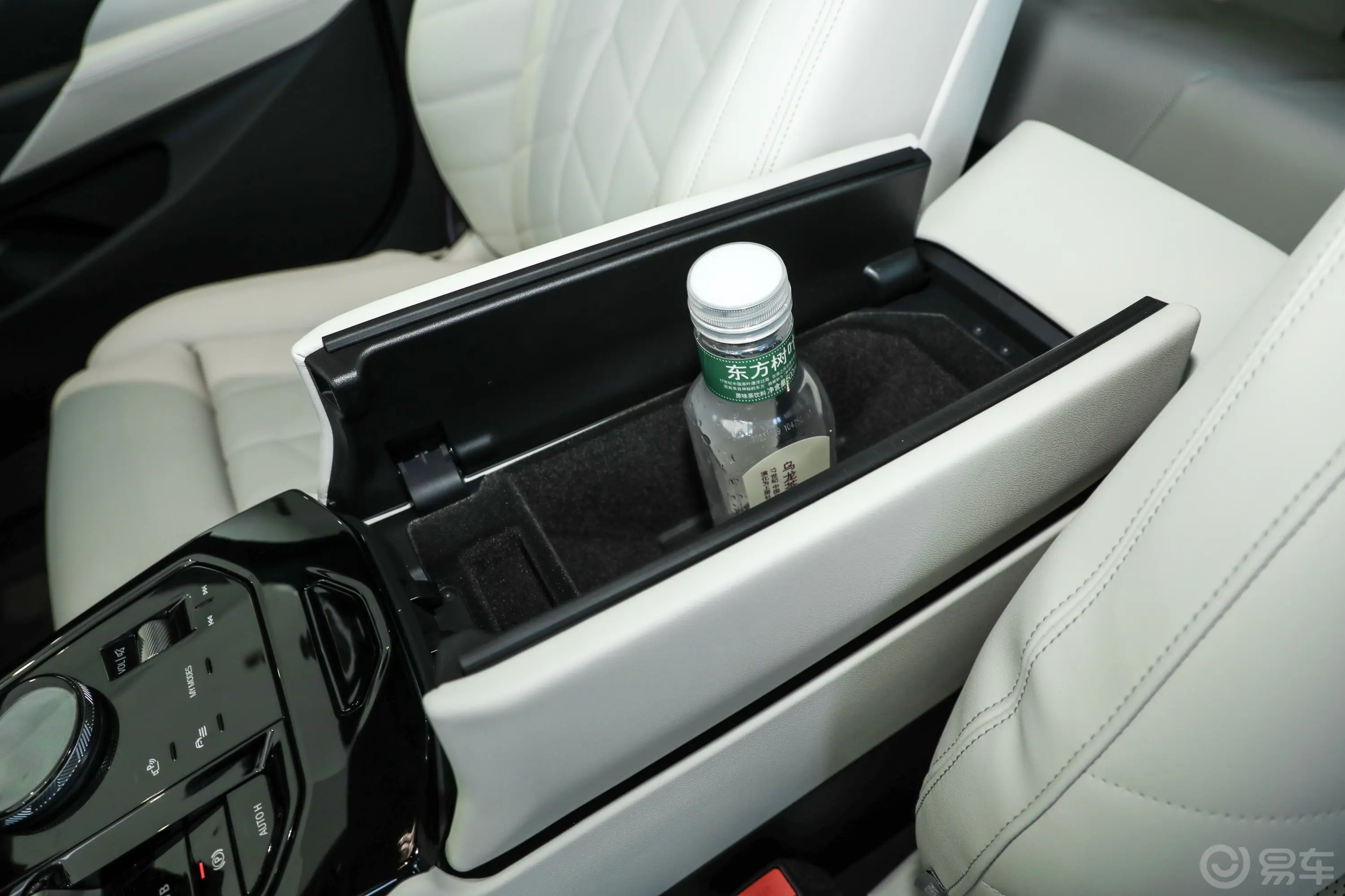 宝马i5(进口)xDrive M60前排扶手箱储物格