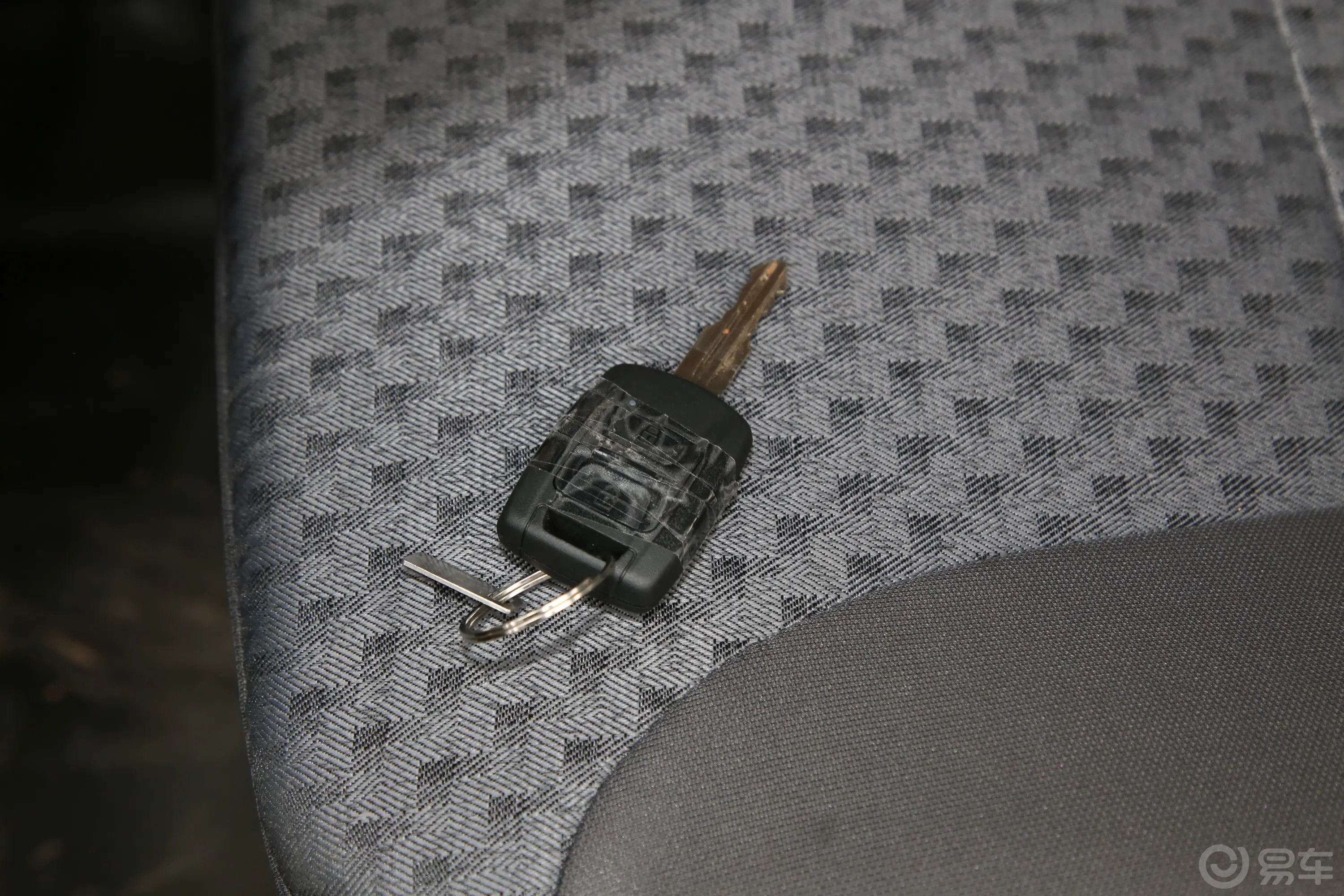 五菱荣光新卡2.0L 双排超长版后双轮舒适型 5座钥匙正面