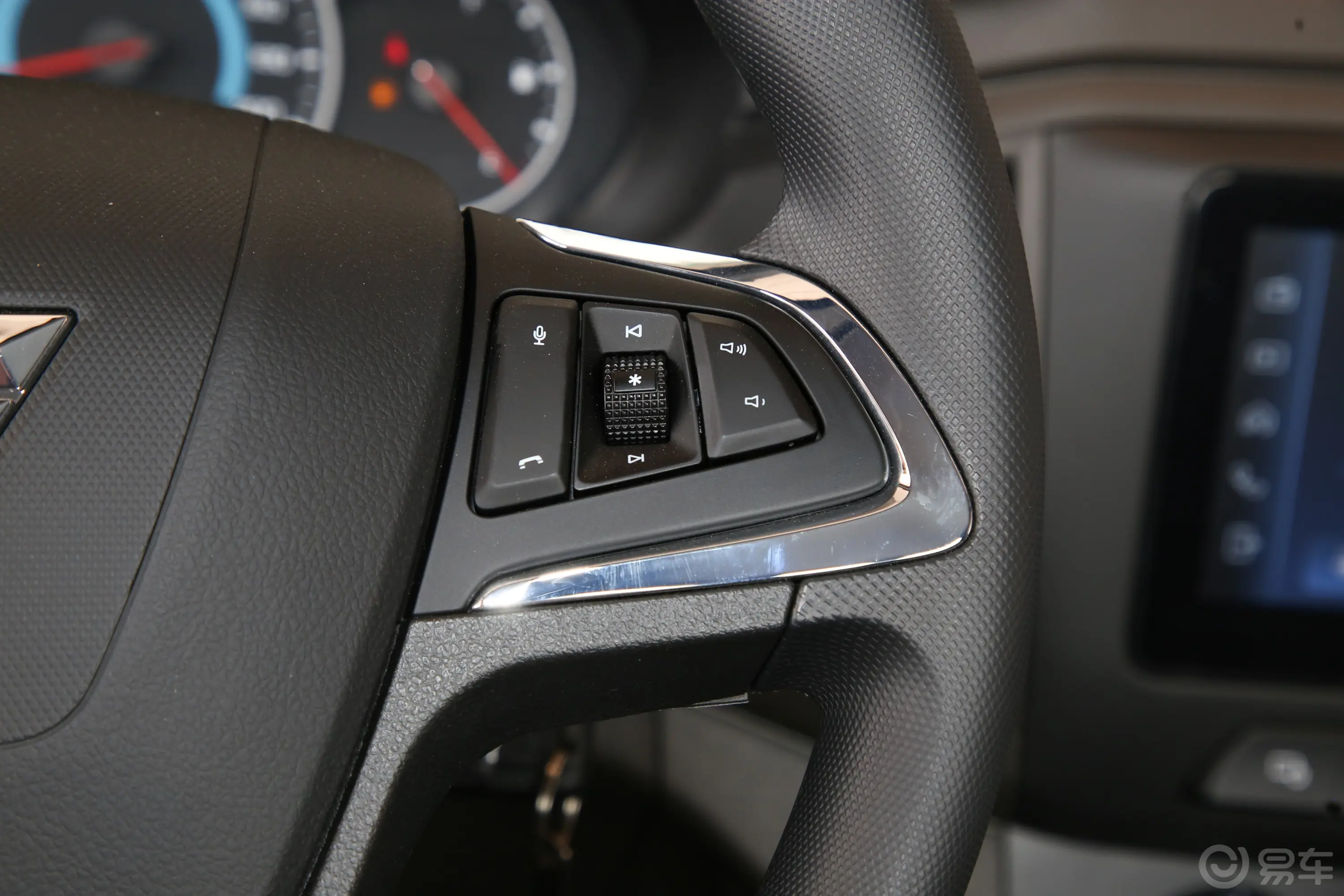 五菱荣光新卡2.0L 单排超长版后双轮舒适型 2座右侧方向盘功能按键