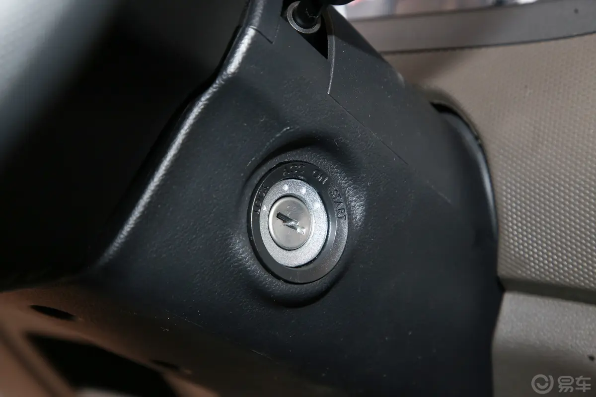 五菱荣光新卡2.0L 单排超长版后双轮舒适型 2座钥匙孔或一键启动按键