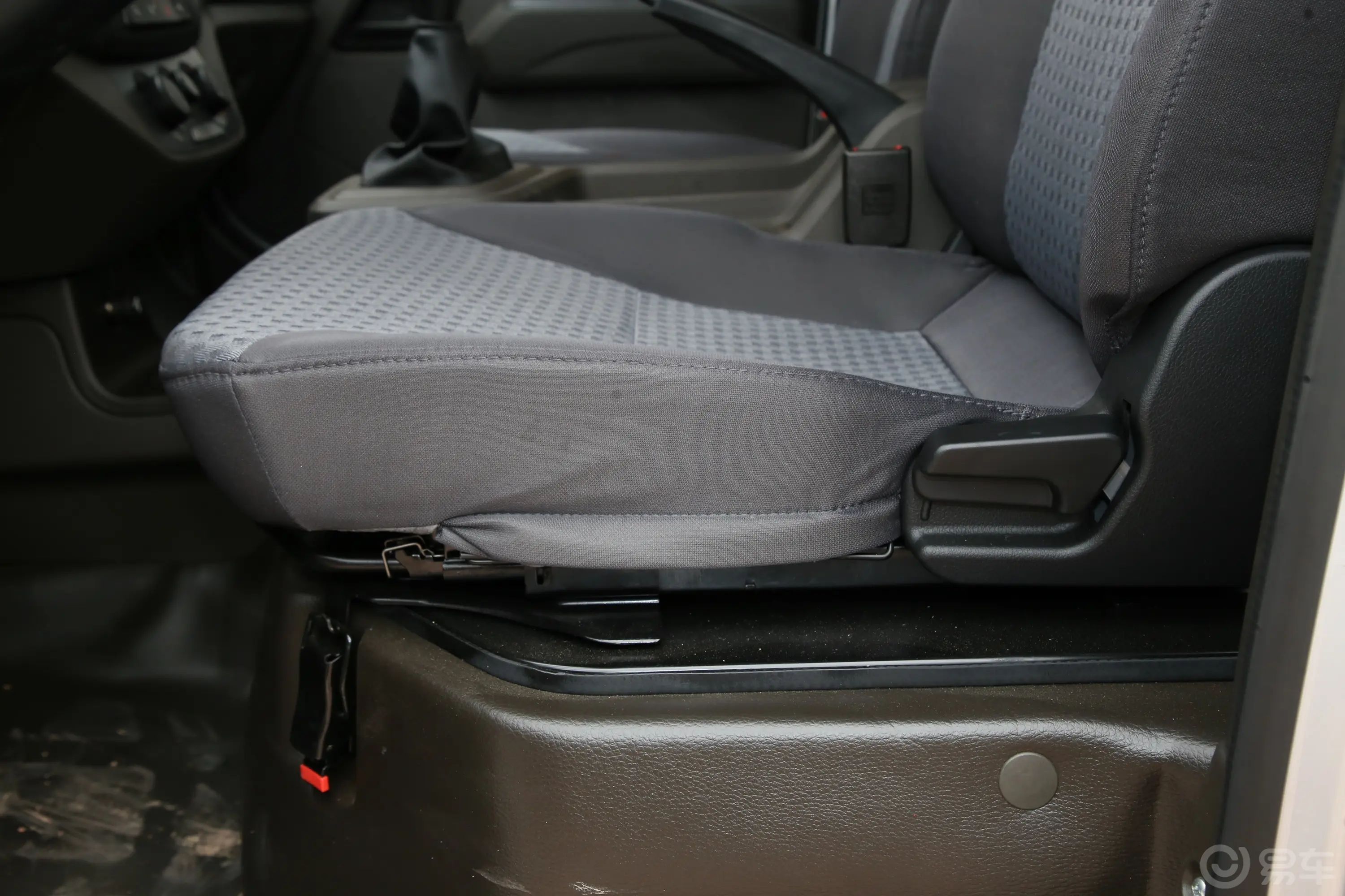 五菱荣光新卡2.0L 双排超长版后双轮舒适型 5座主驾座椅调节