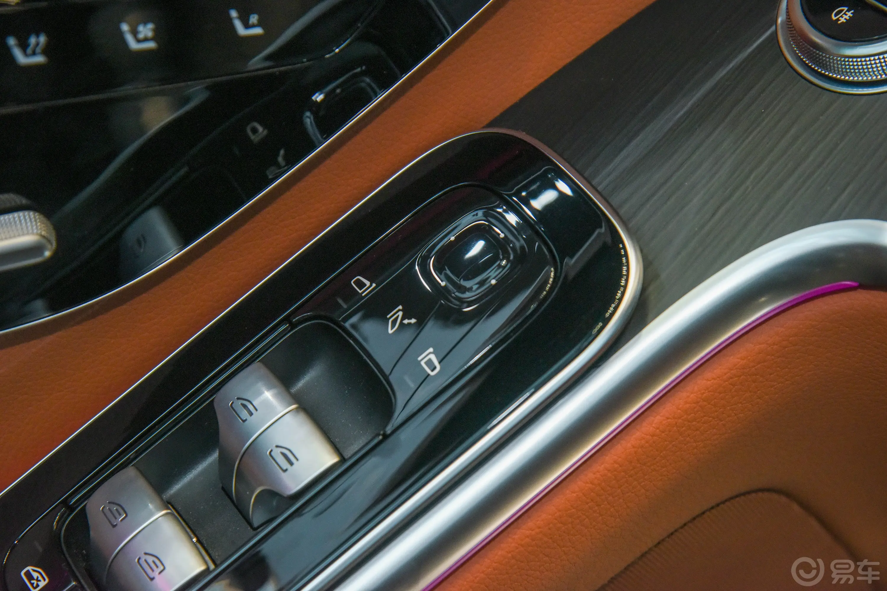奔驰S级改款 S 400 L 商务型后视镜调节键