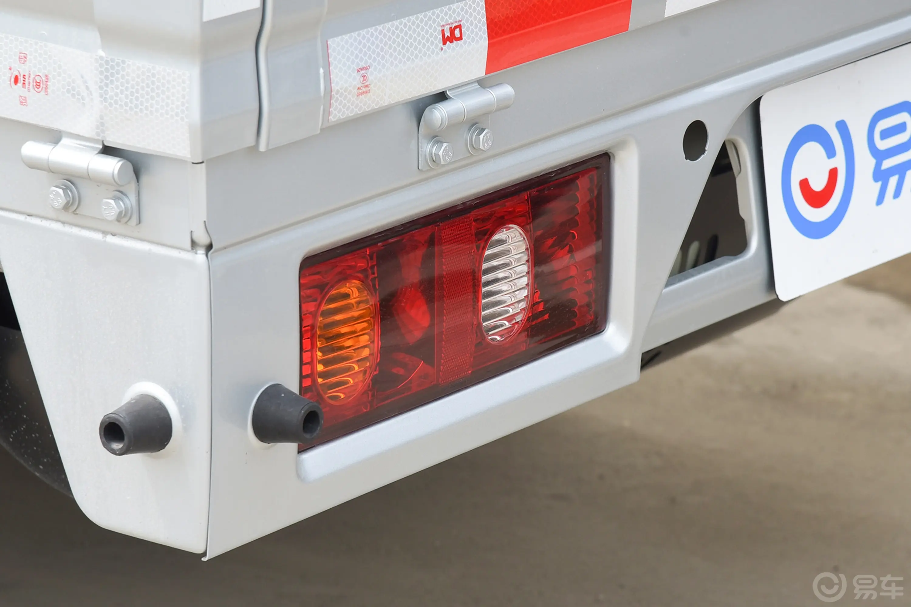 长安星卡PLUS1.6L 栏板车单排舒适型空调版 CNG尾灯侧45度俯拍