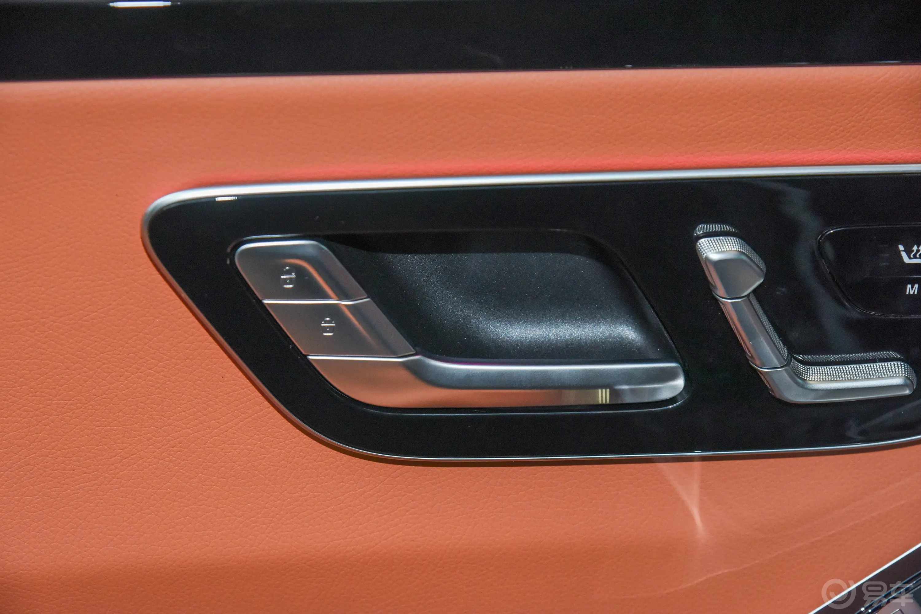 奔驰S级改款 S 400 L 商务型后排功能