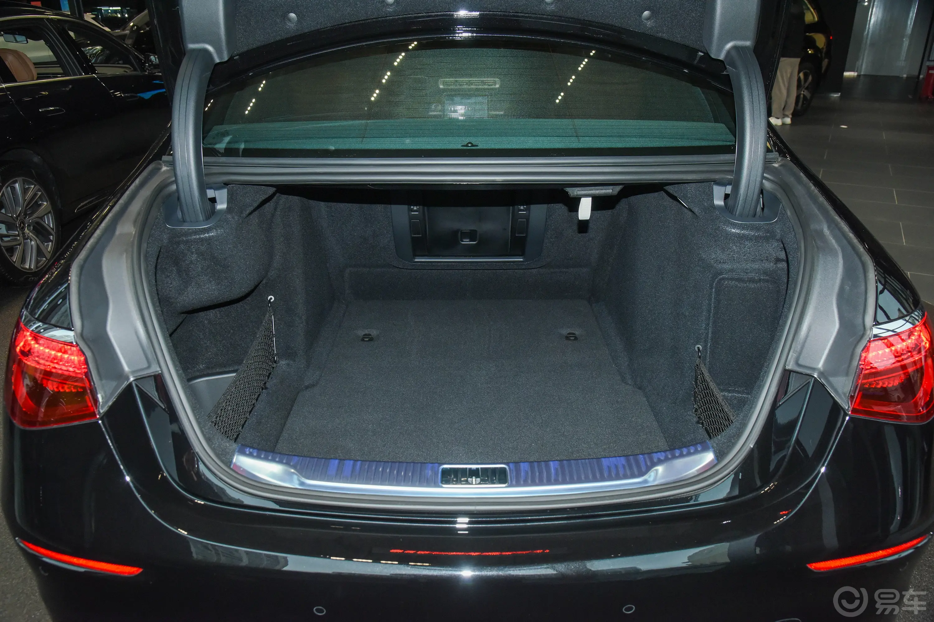 奔驰S级改款 S 400 L 商务型后备厢空间特写