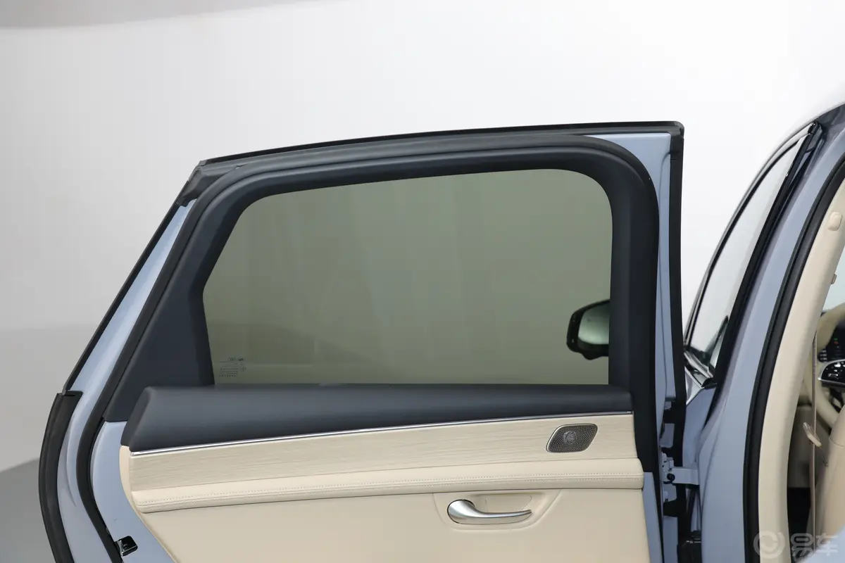 问界M5增程版 230km Max RS 四驱高阶智驾版后排侧窗遮阳帘