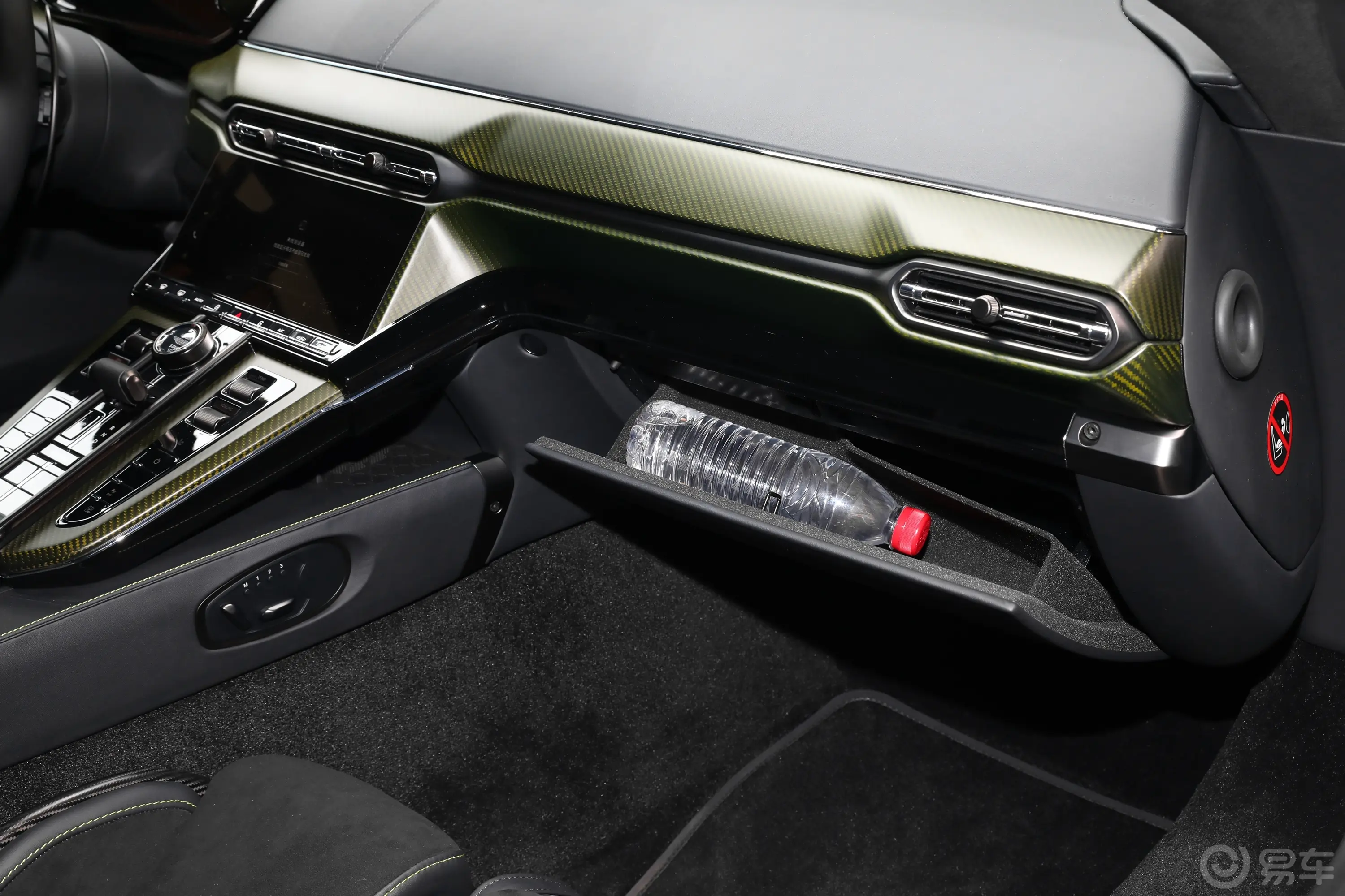V8 Vantage4.0T V8 Coupe手套箱空间水瓶横置