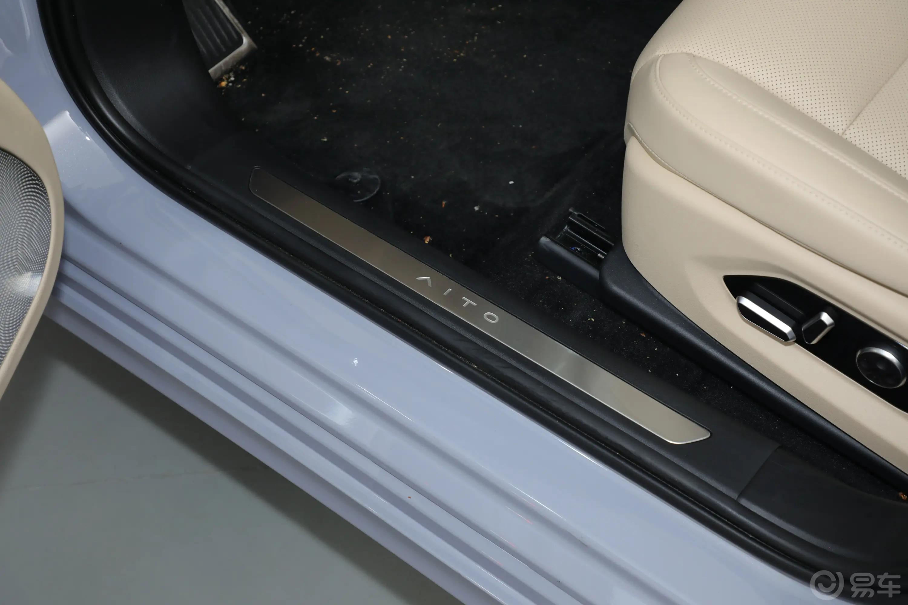 问界M5增程版 230km Max RS 四驱高阶智驾版前排迎宾踏板