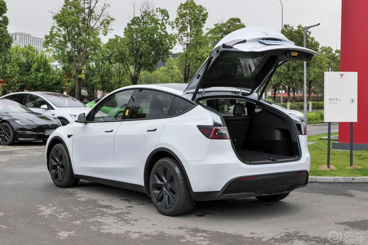 Model Y554km 后轮驱动版后备厢开启45度侧拍