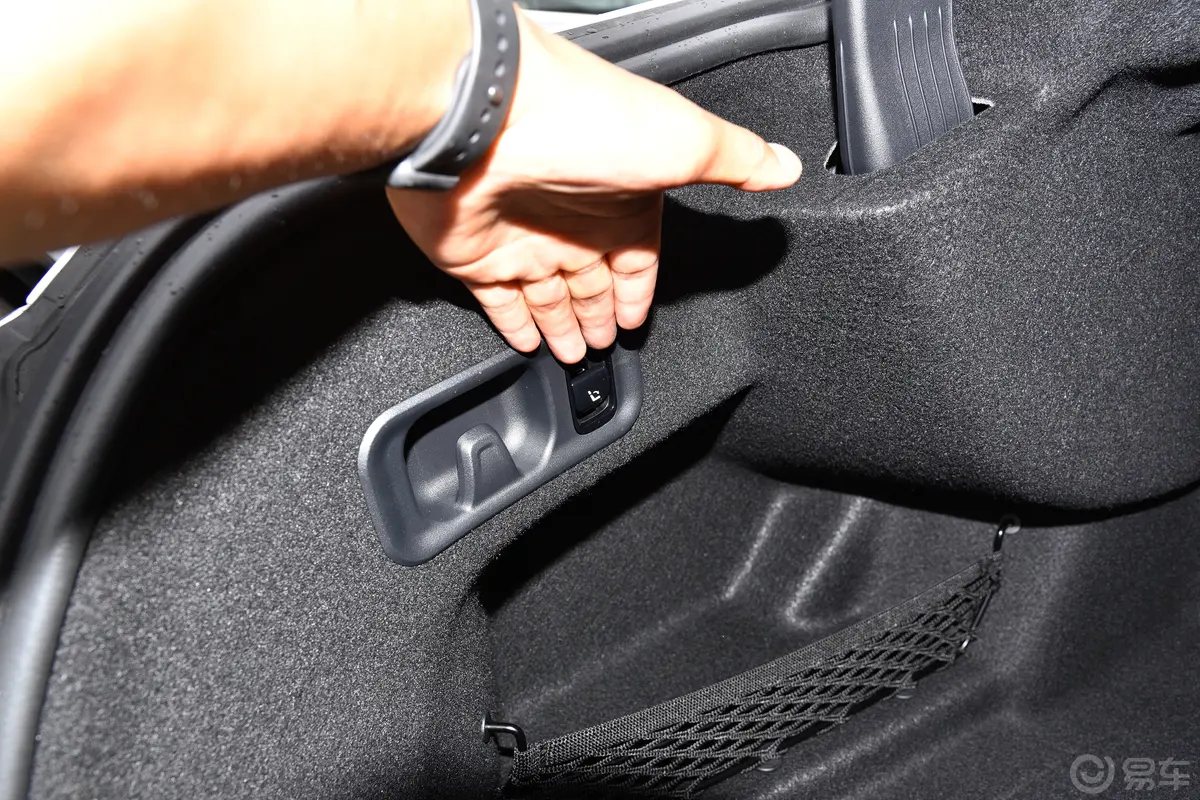 奔驰E级(进口)E 300 豪华型运动版后备箱内座椅放倒按钮