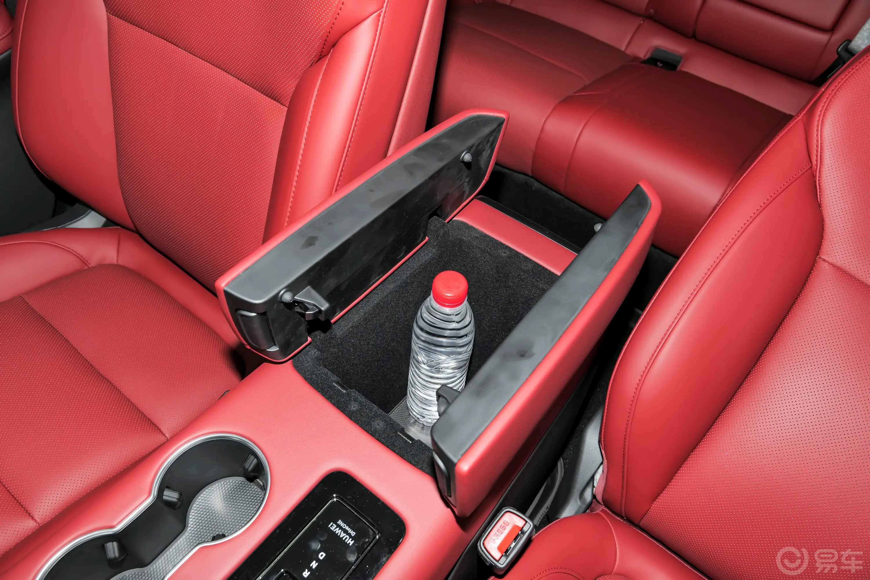 问界M5增程版 230km Max RS 四驱高阶智驾版前排扶手箱储物格
