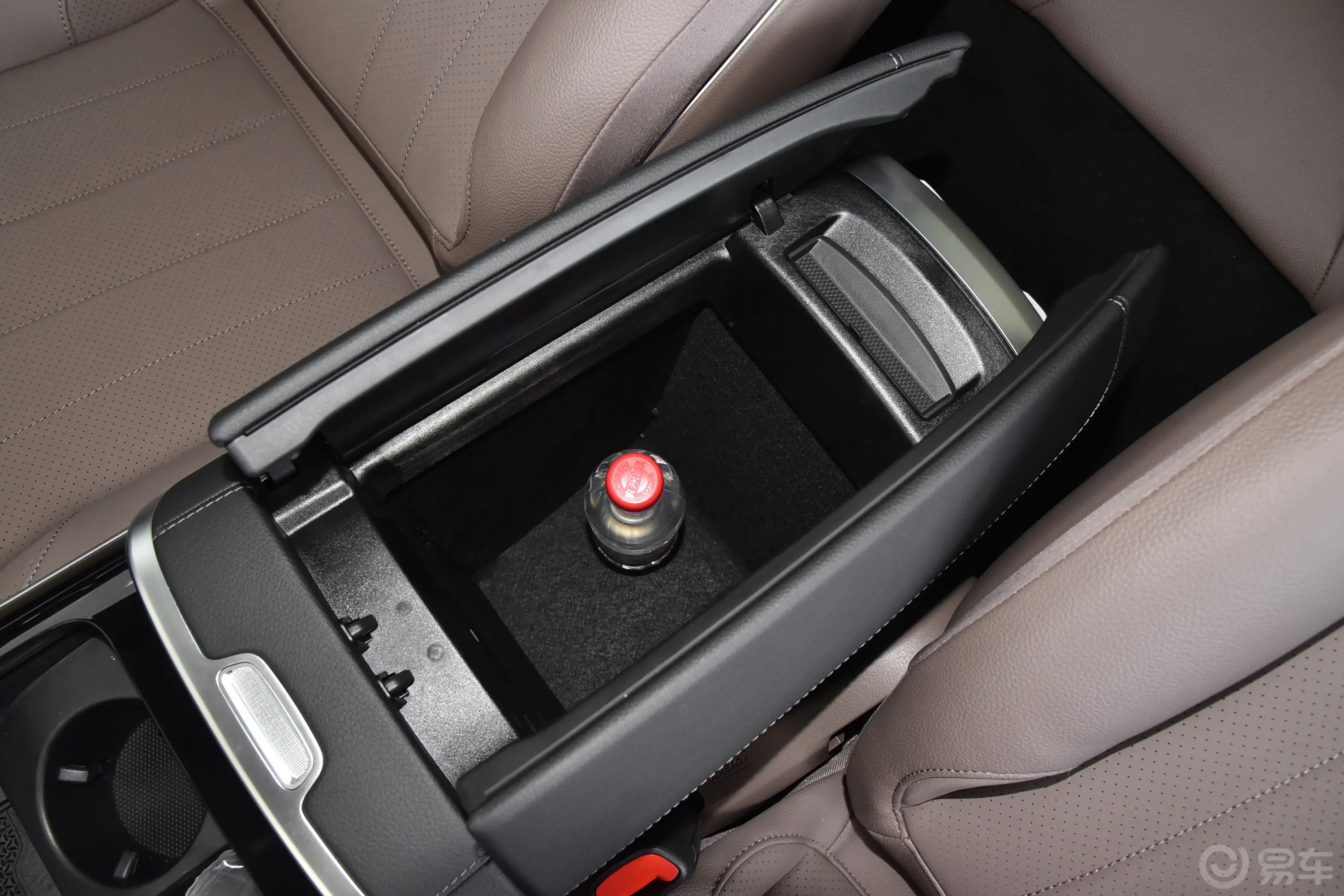 奔驰EQE SUV500 4MATIC 豪华版前排扶手箱储物格