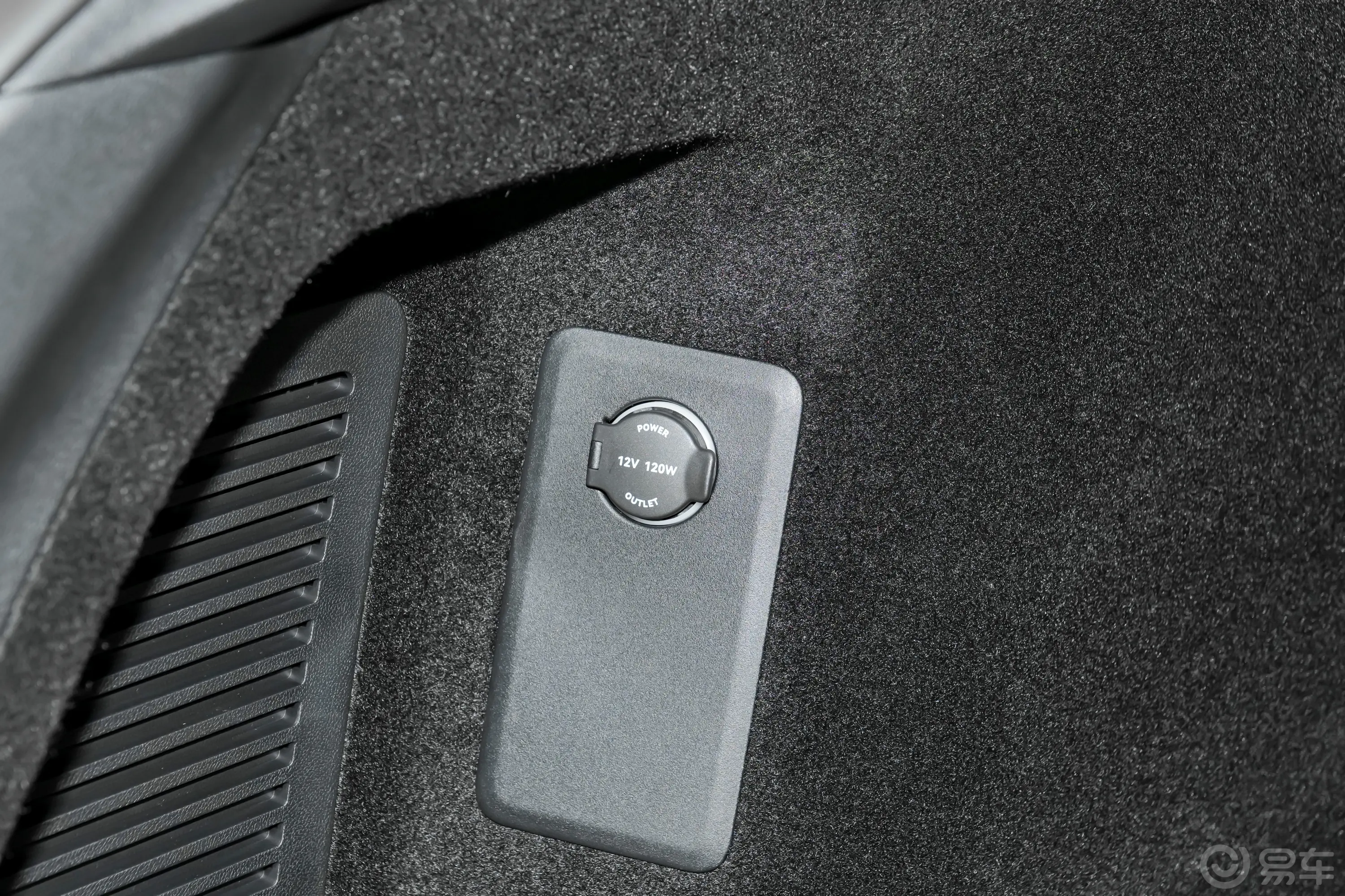 问界M5增程版 230km Max RS 四驱高阶智驾版行李厢电源接口