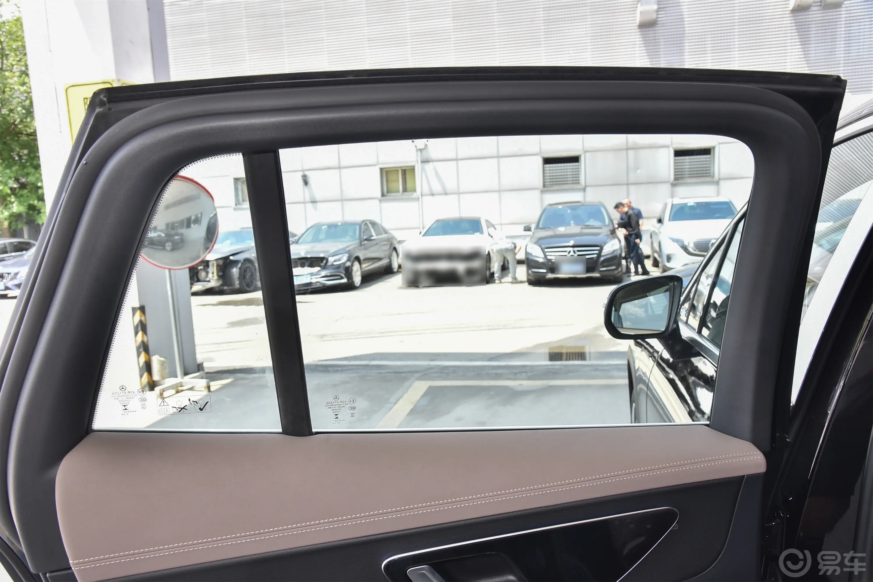 奔驰EQE SUV500 4MATIC 豪华版后排侧窗遮阳帘