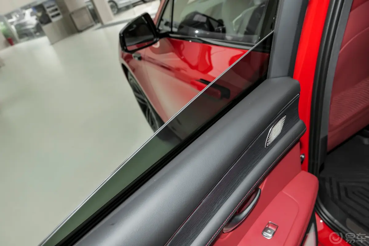 问界M5增程版 230km Max RS 四驱高阶智驾版后排玻璃材质特写