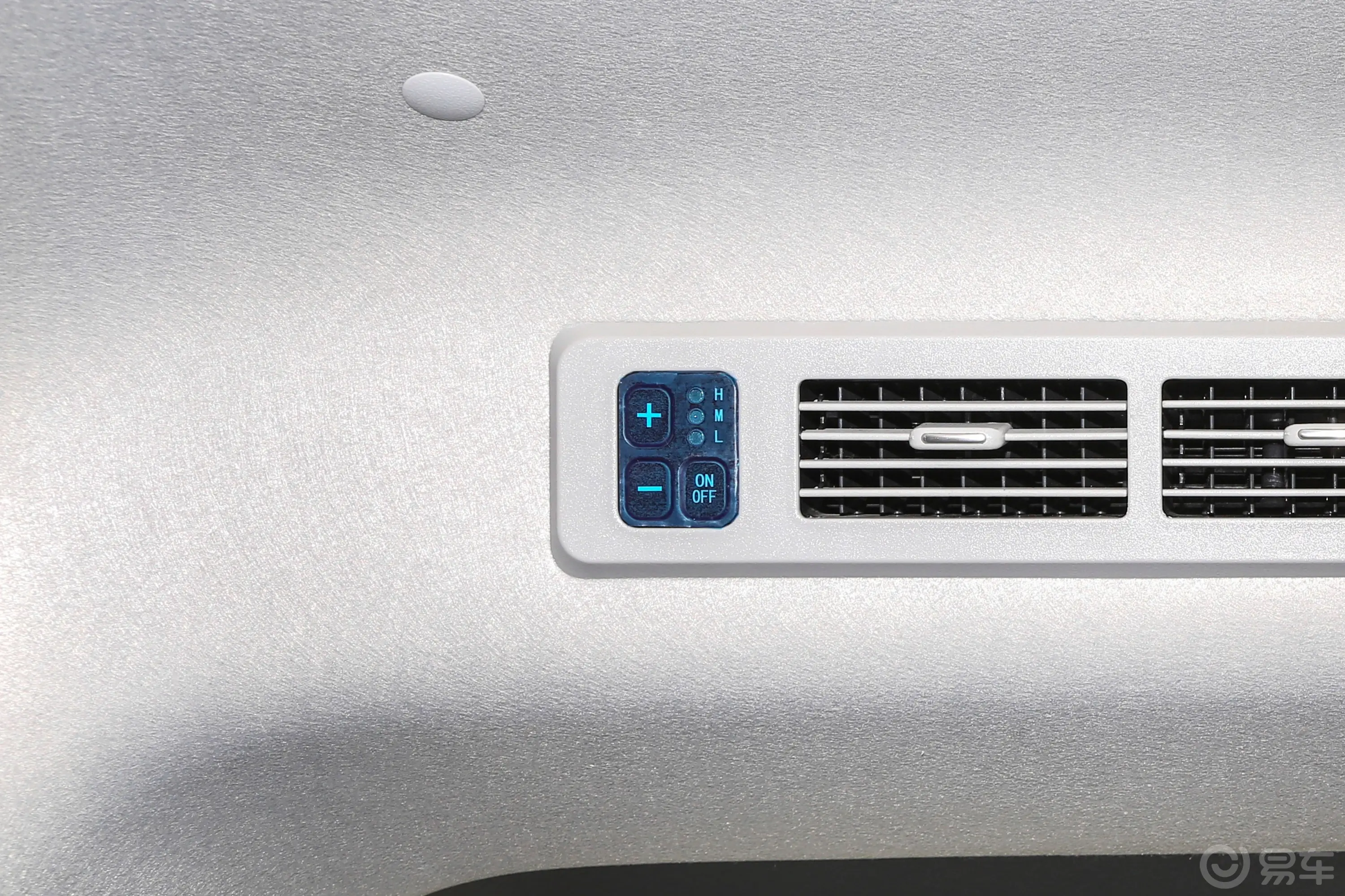 金杯新海狮X30L1.5L 客车财富空调版 7座后排空调控制键