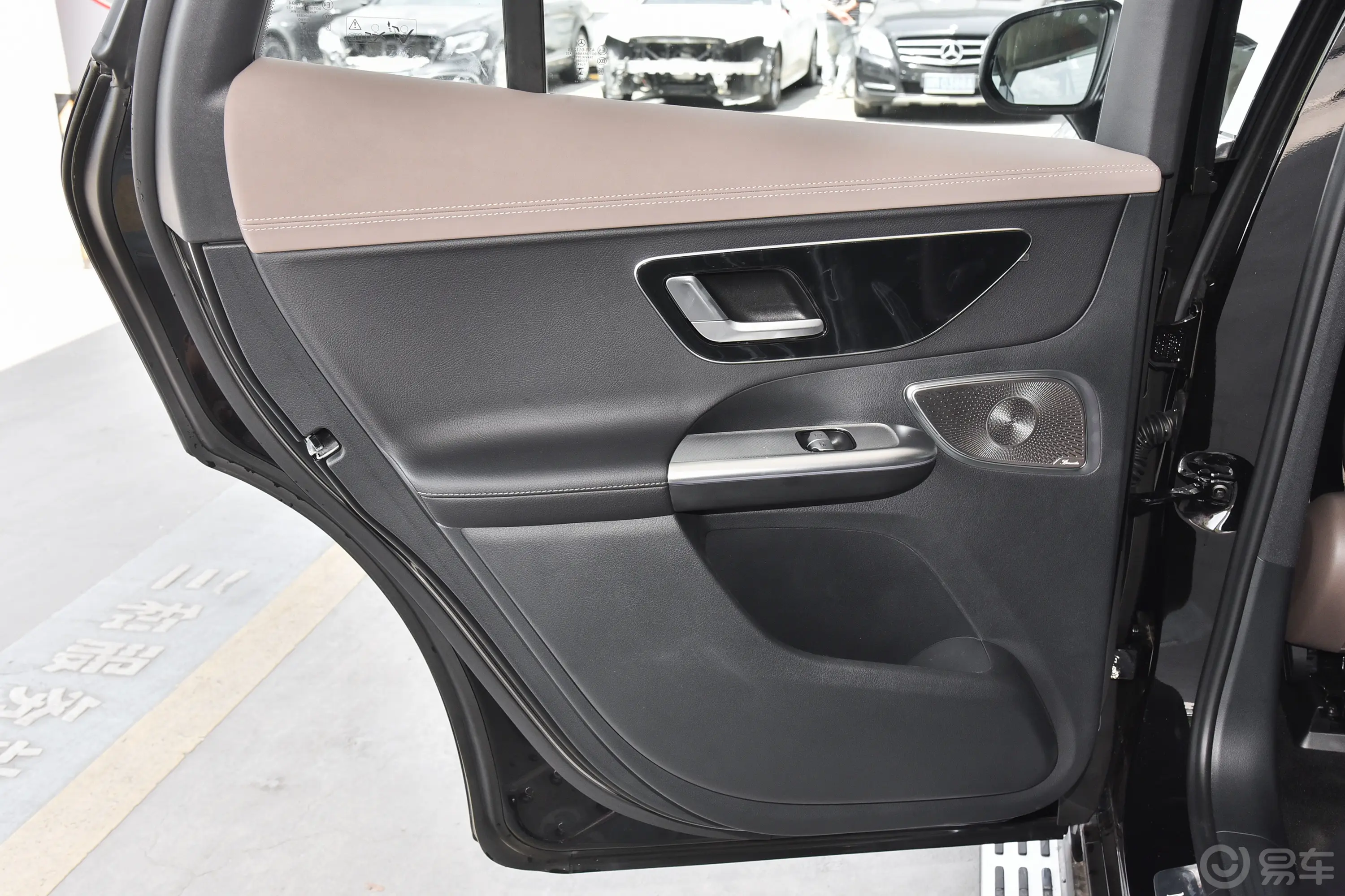 奔驰EQE SUV500 4MATIC 豪华版后排功能