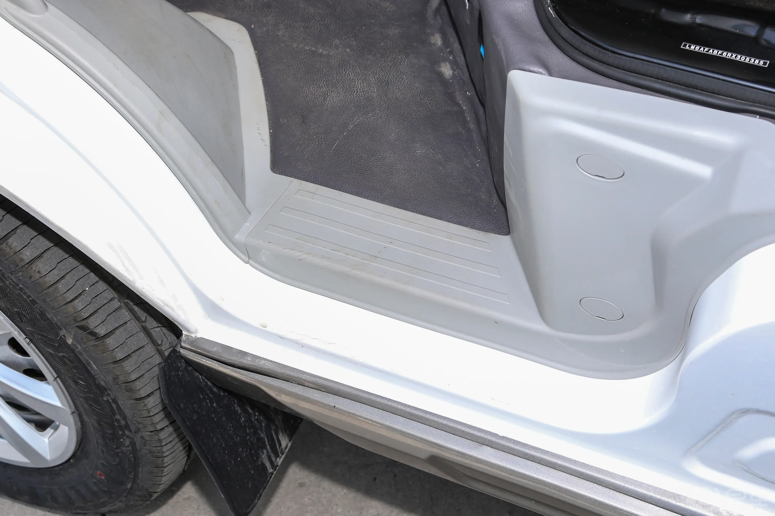 金杯新海狮X30L1.5L 客车财富空调版 7座前排迎宾踏板