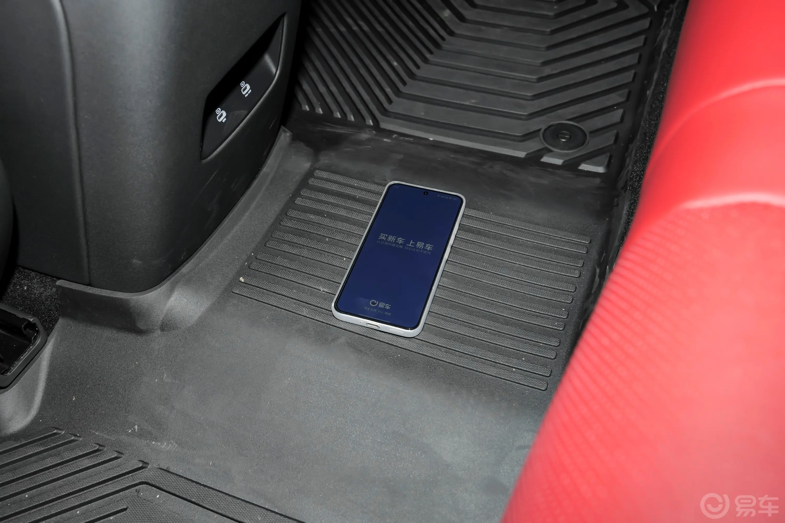 问界M5增程版 230km Max RS 四驱高阶智驾版后排地板中间位置