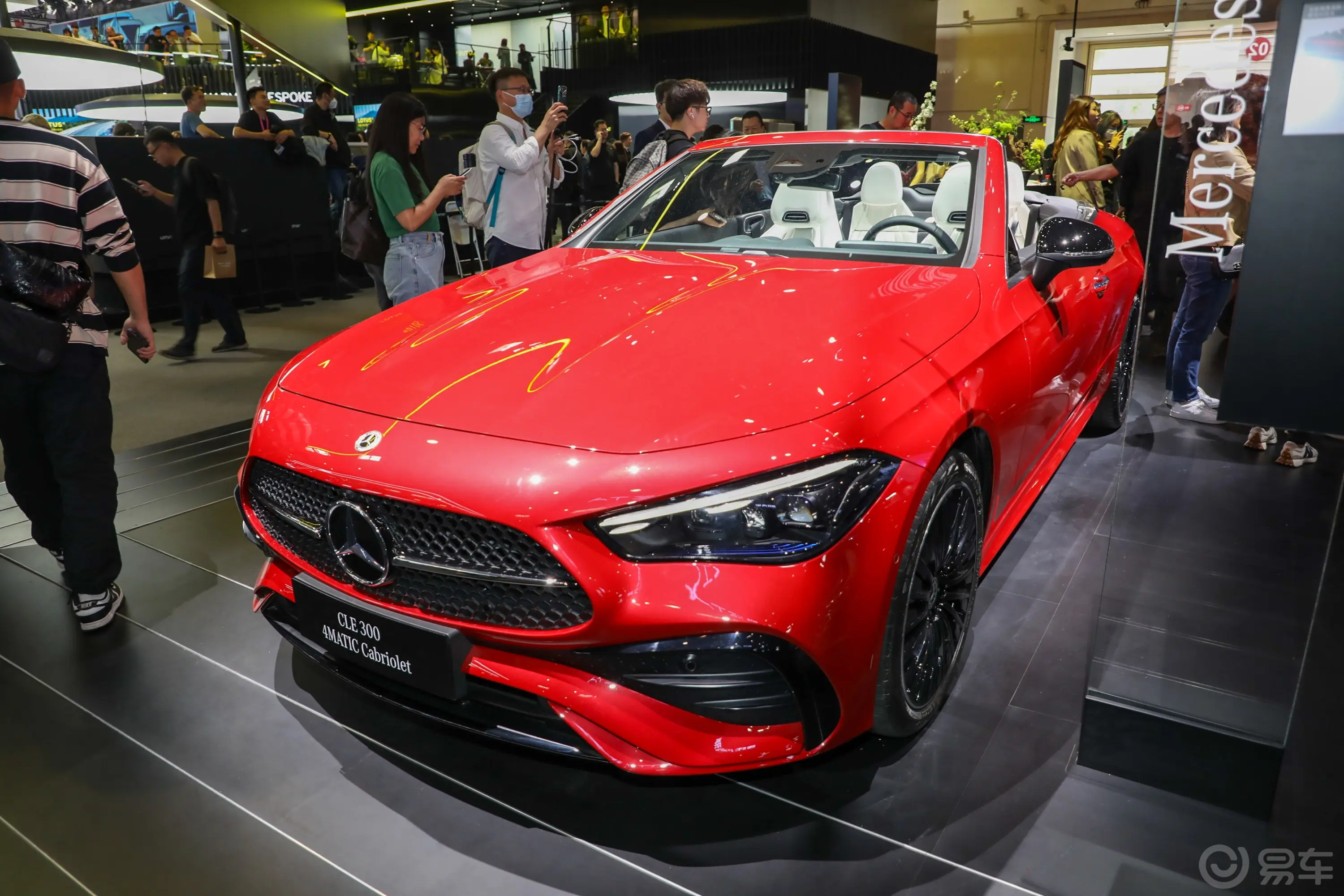 奔驰CLECLE 300 4MATIC Cabriolet侧前45度车头向左水平