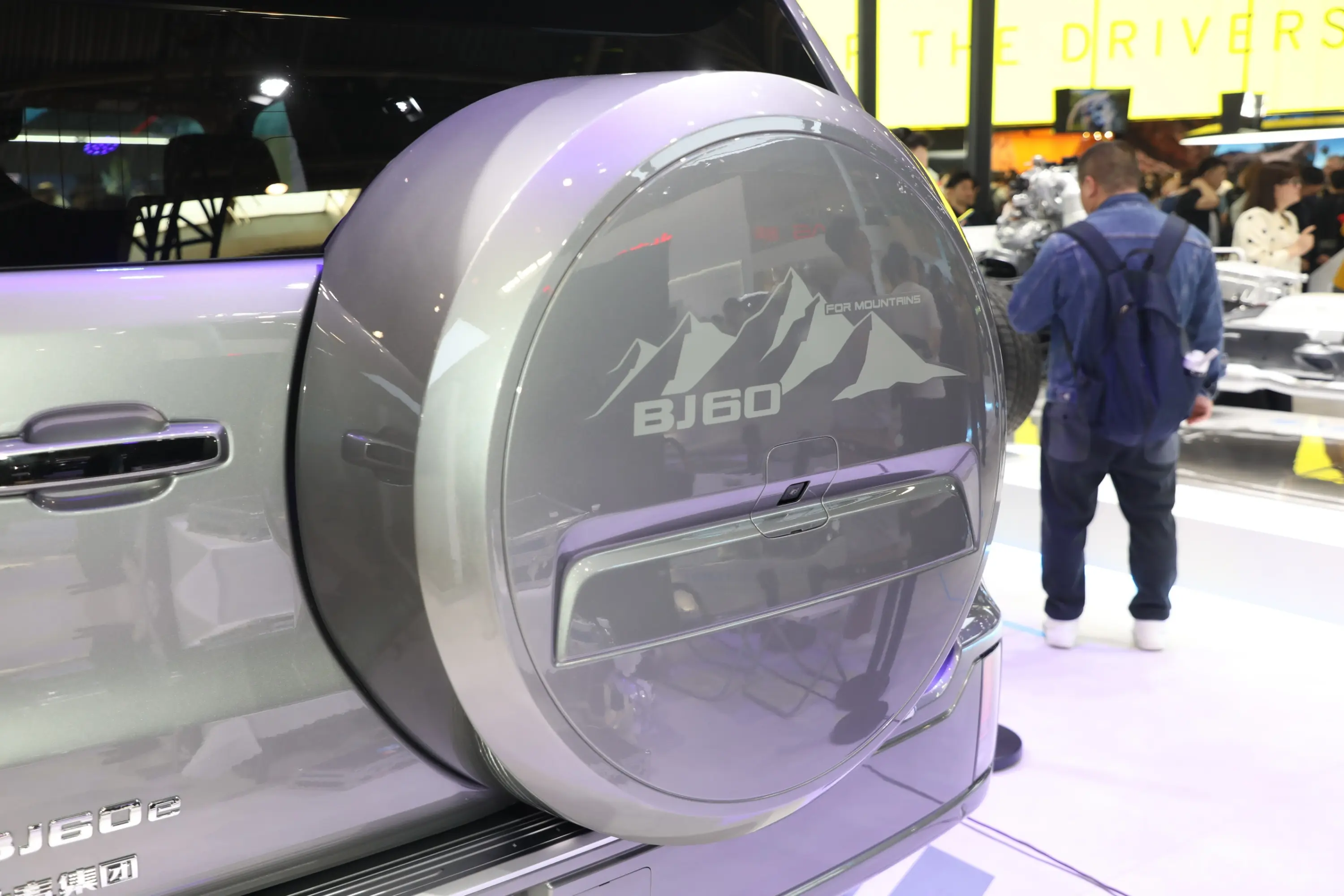 北京BJ60 增程式125km 1.5T 顶配版 5座主驾驶后视镜背面