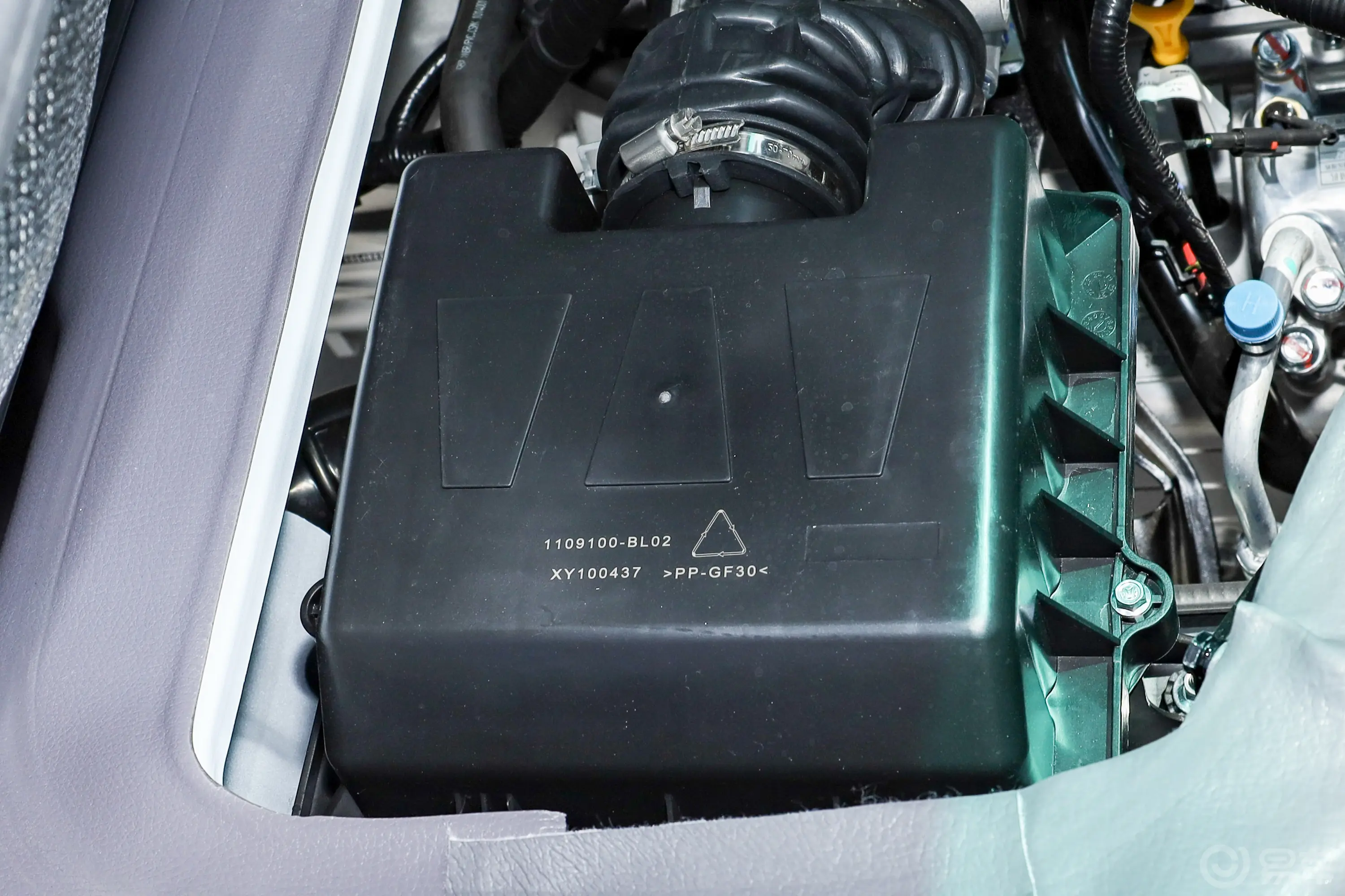 金杯新海狮X30L1.6L 厢货财富空调版 5座发动机特写