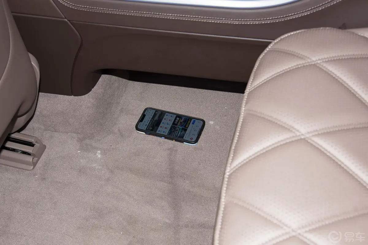 迈巴赫EQS SUV680 礼乐版后排地板中间位置
