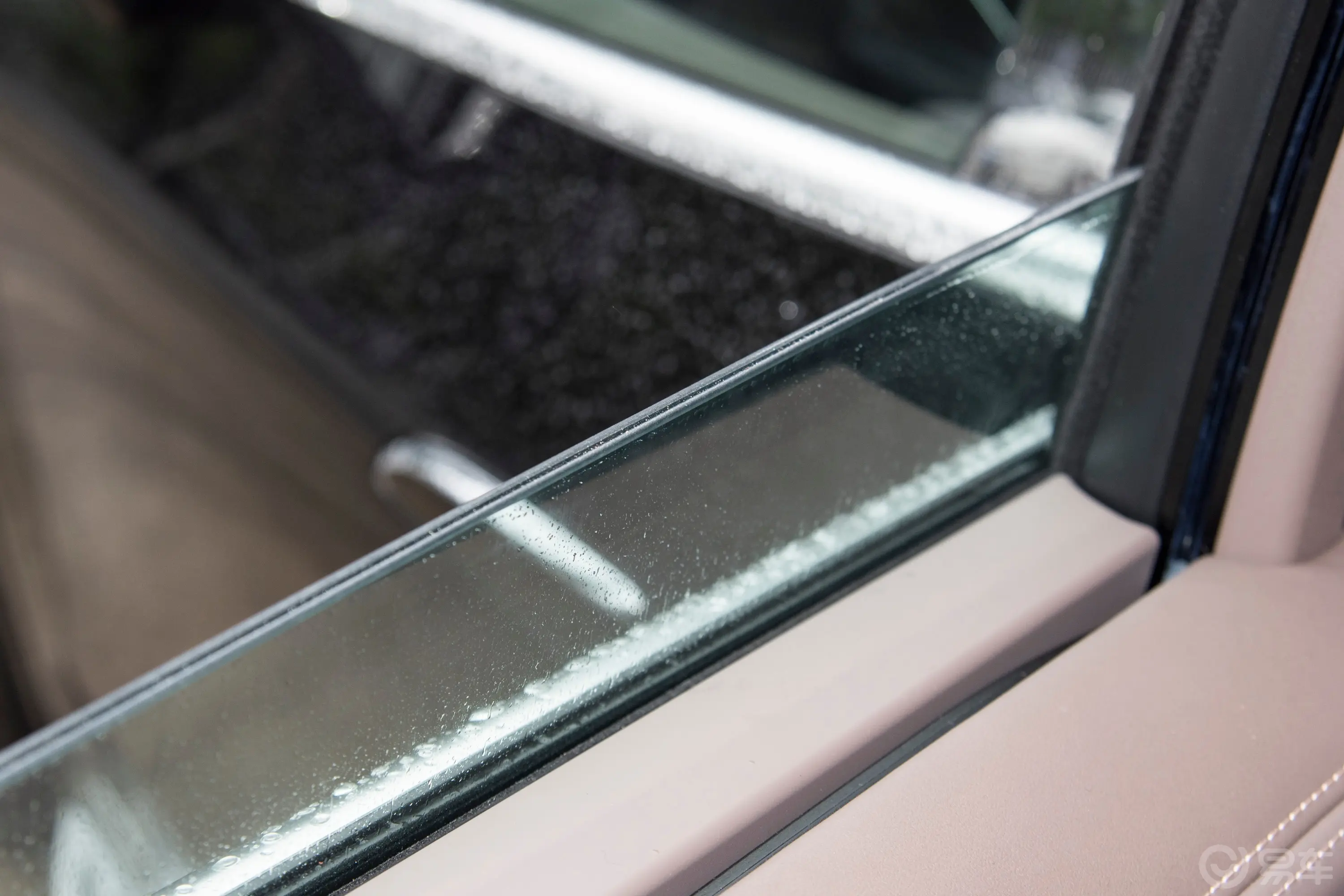 迈巴赫EQS SUV680 礼乐版后排玻璃材质特写