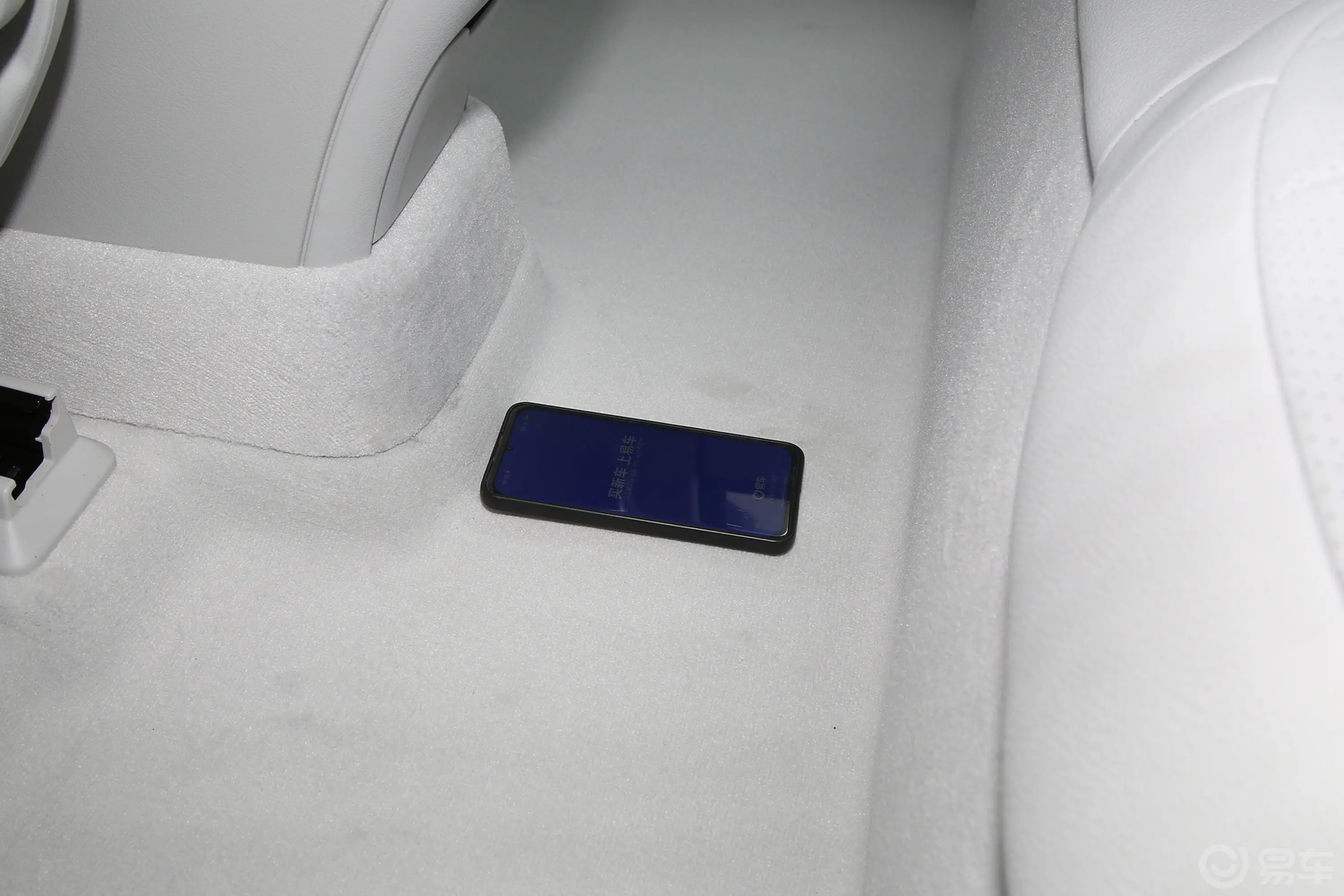 奔驰EQE SUV500 4MATIC 豪华版后排地板中间位置