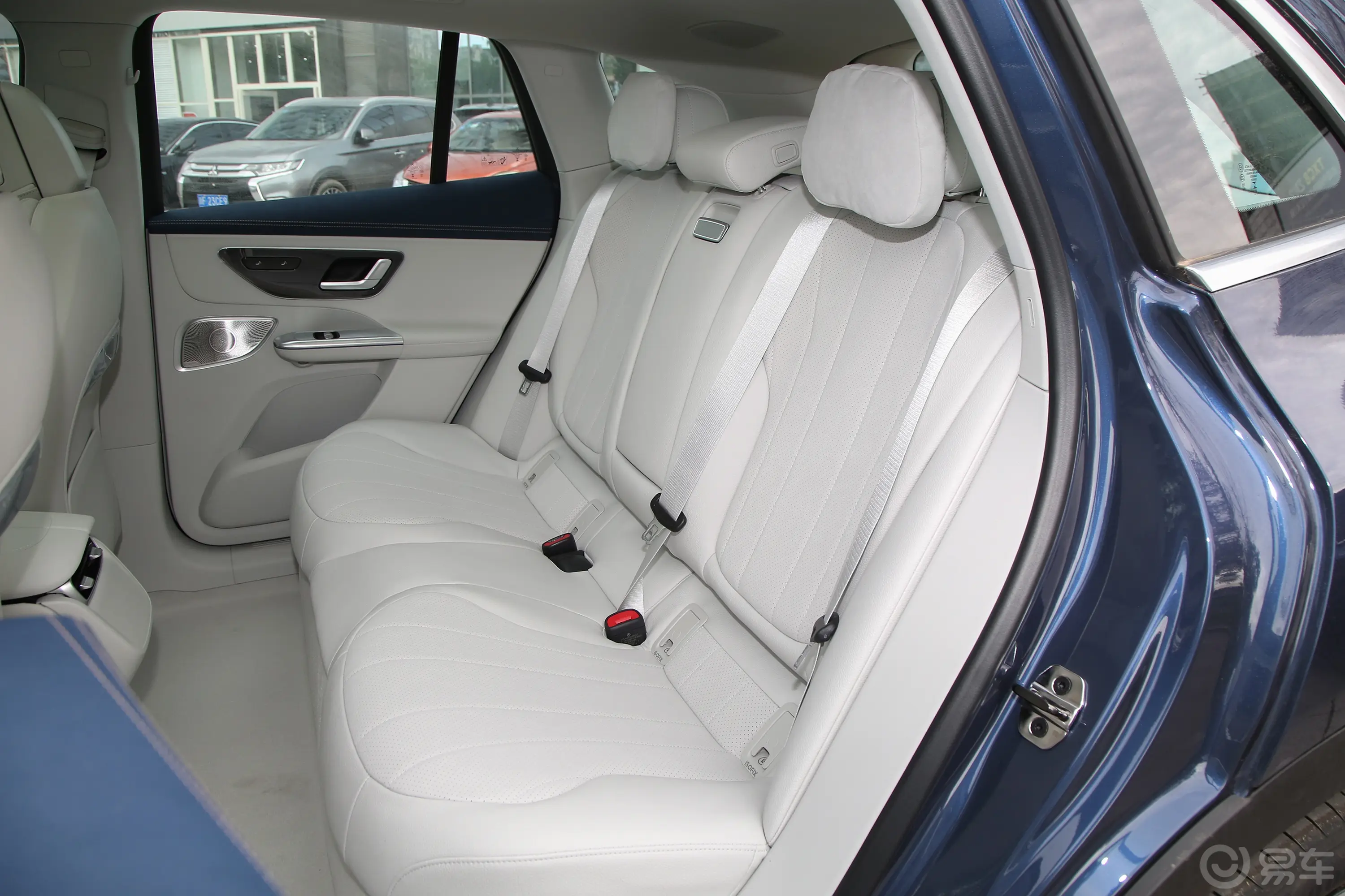 奔驰EQE SUV500 4MATIC 豪华版后排地板中间位置