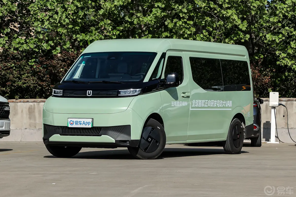 远程超级VAN340km 中轴中顶智富版 66kWh 6/7座侧前45度车头向左水平