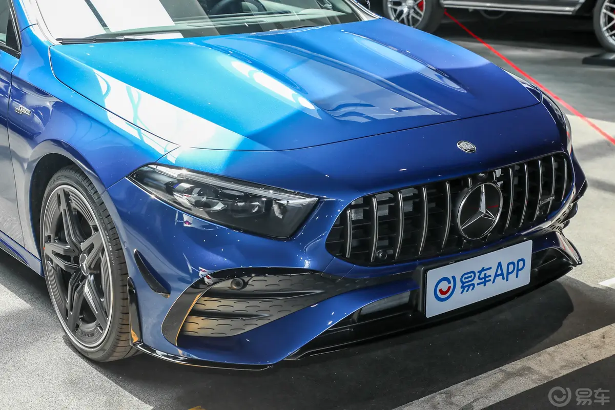 奔驰A级 AMG(进口)AMG A 35 4MATIC前格栅侧俯拍