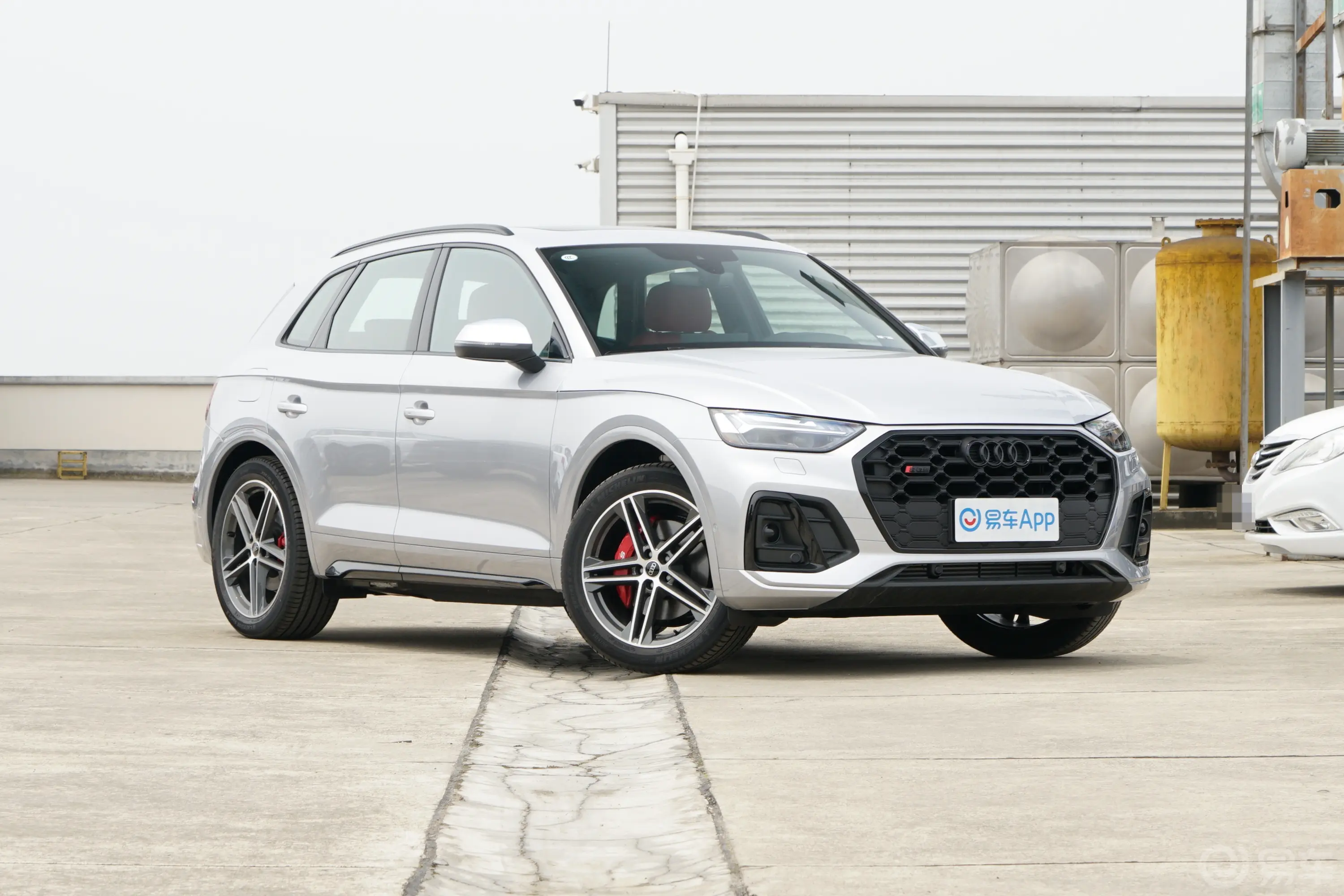 奥迪SQ53.0T quattro侧前45度车头向右水平