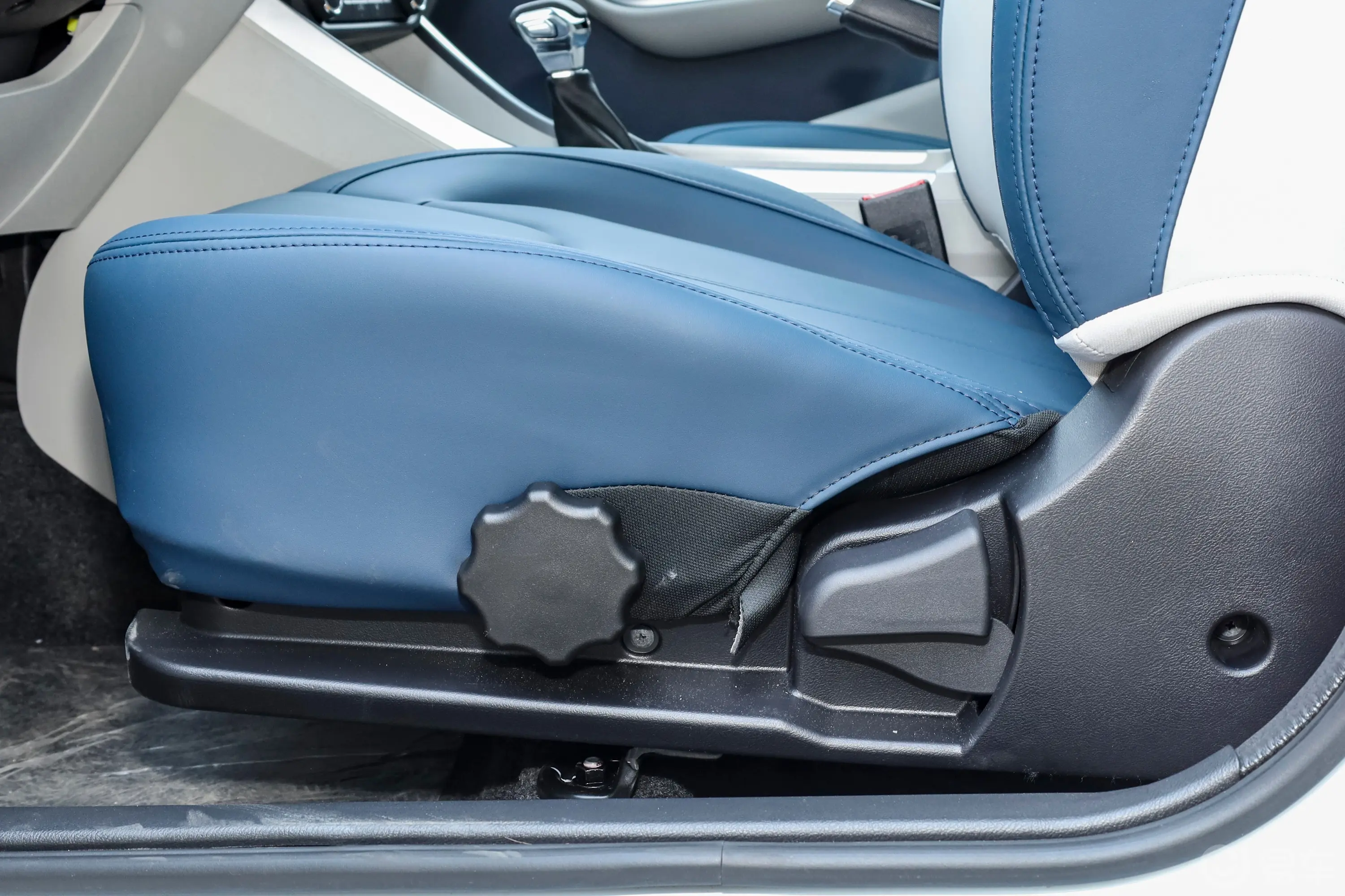 瑞虎3x惠民版 1.5L CVT时尚型主驾座椅调节