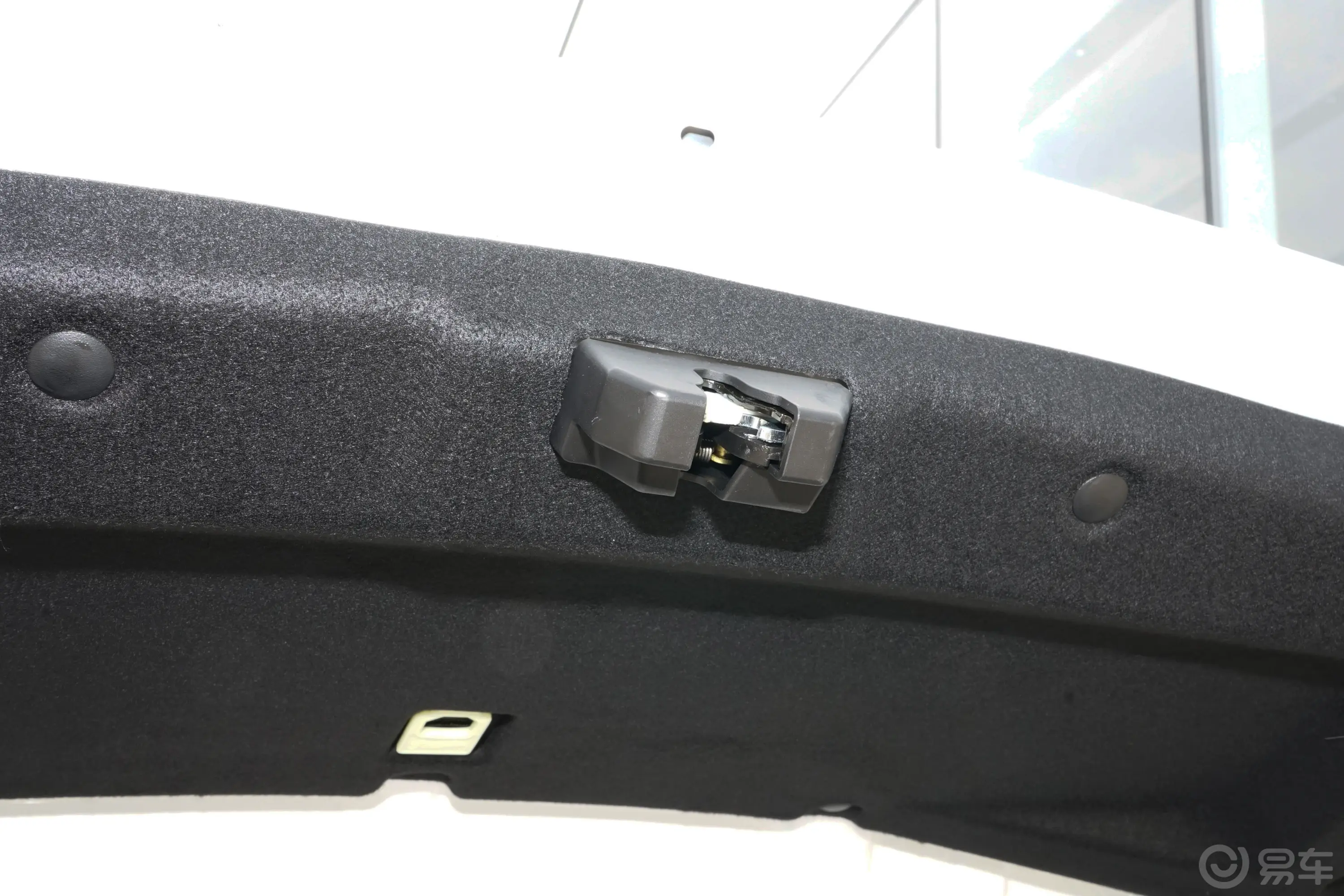 艾瑞泽5惠民版 1.5L CVT风尚型电动尾门按键（手动扶手）