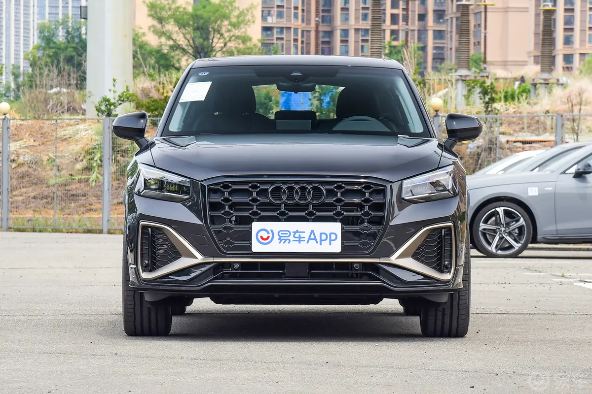 奥迪Q2L35 TFSI RS套件燃速型正前水平