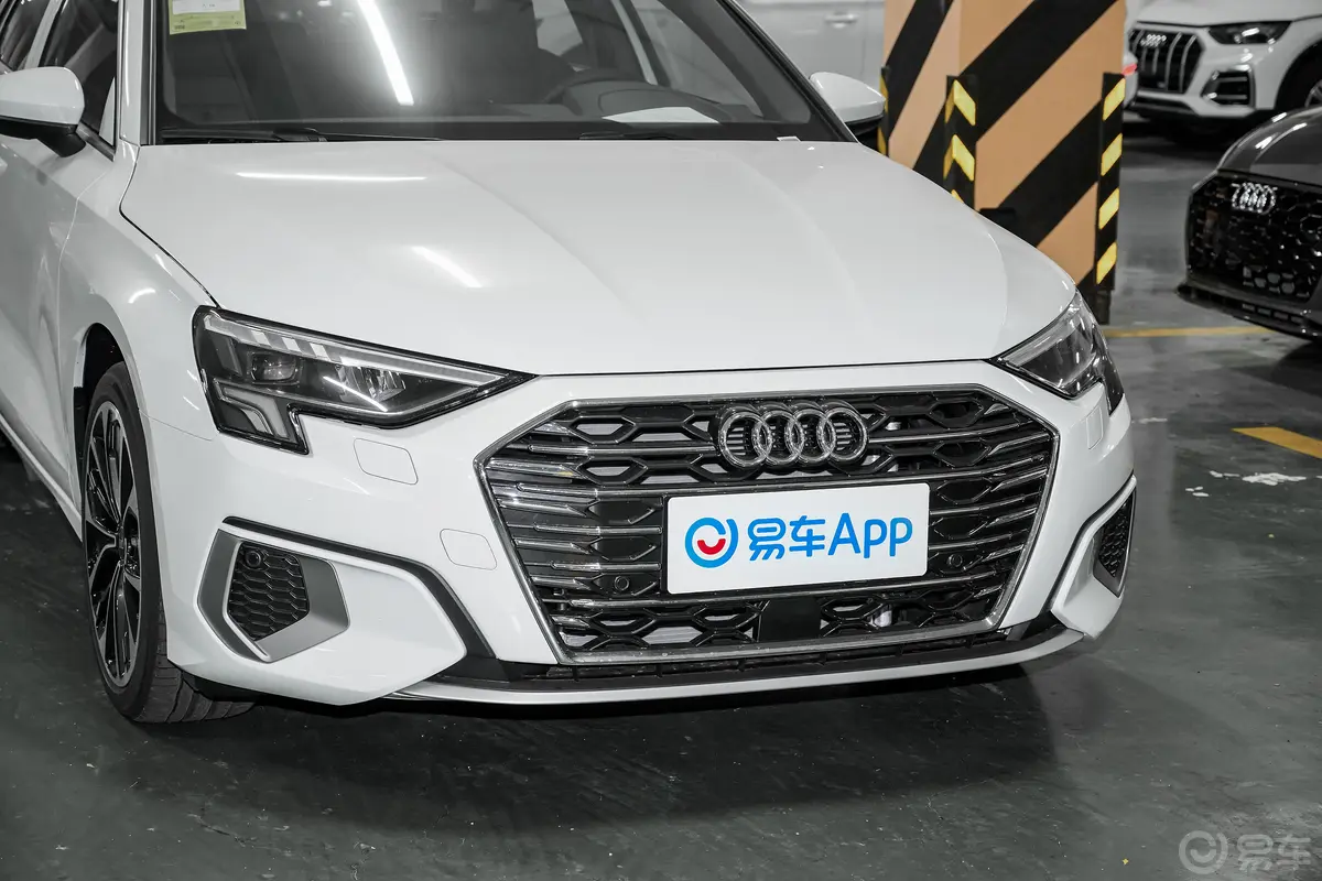 奥迪A3Sportback 35 TFSI 豪华致雅型前格栅侧俯拍