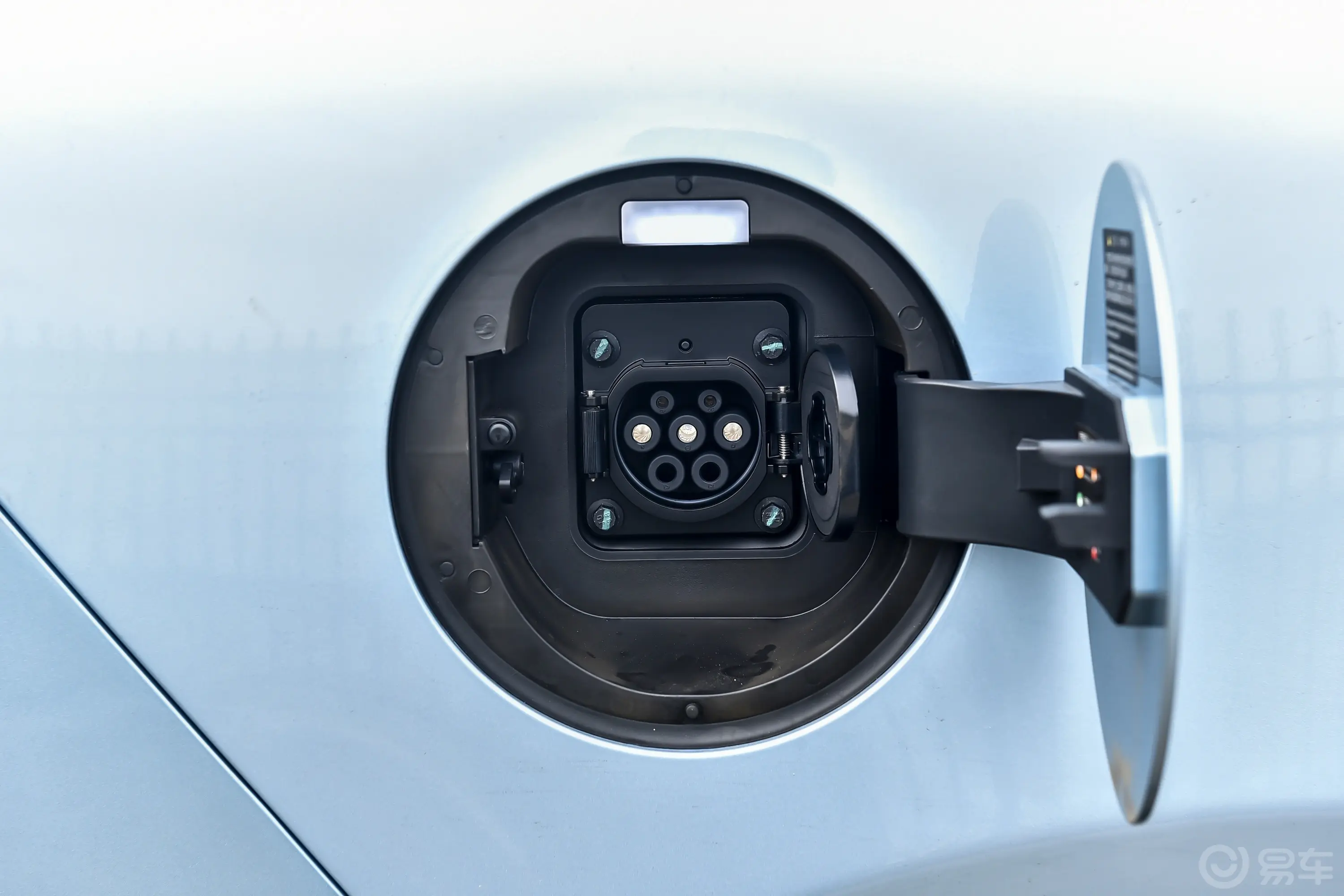 唐新能源EV 荣耀版 600km 前驱尊享型 6座慢充充电口