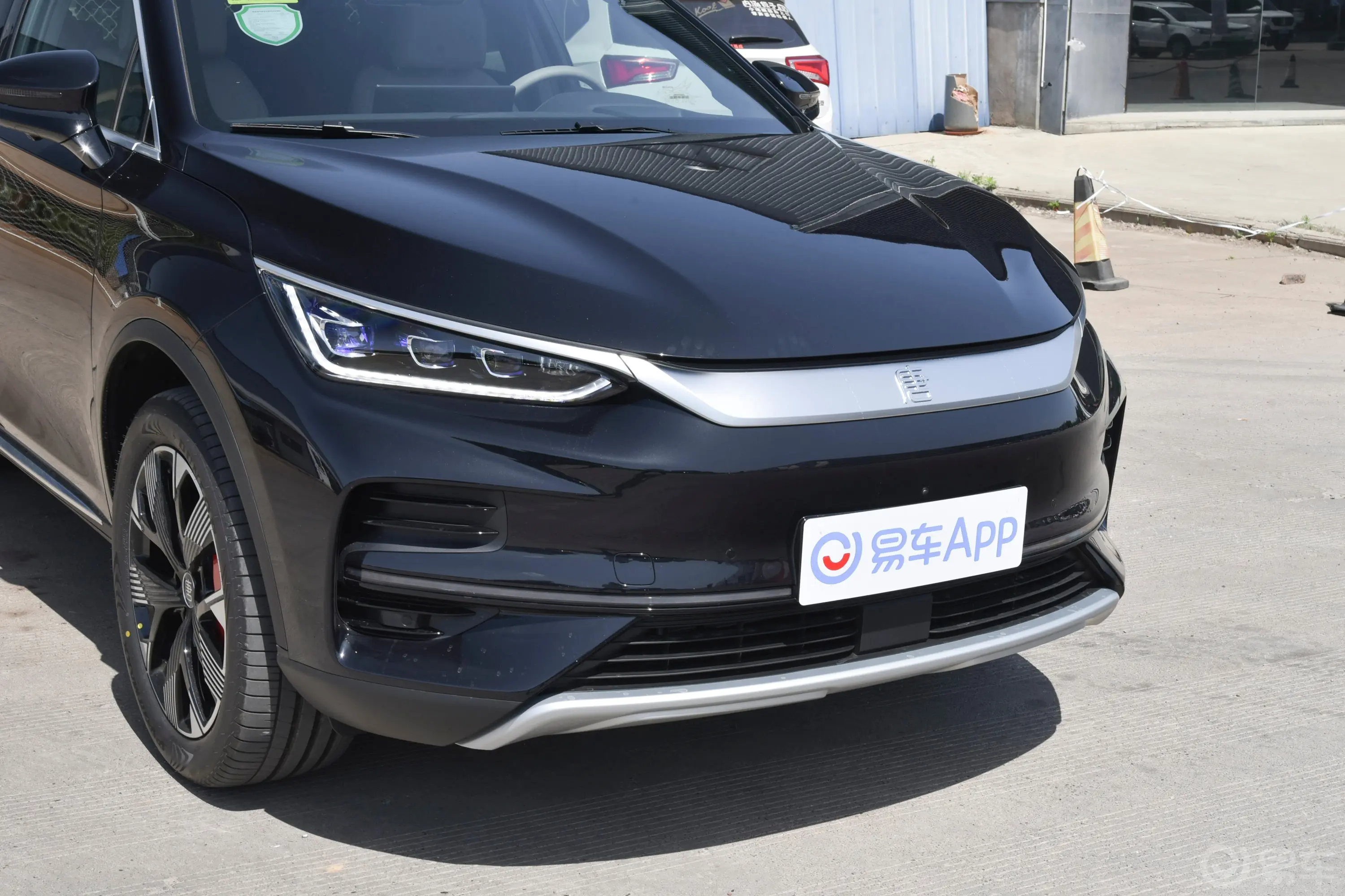 唐新能源EV 荣耀版 730km 前驱尊享型 7座前格栅侧俯拍