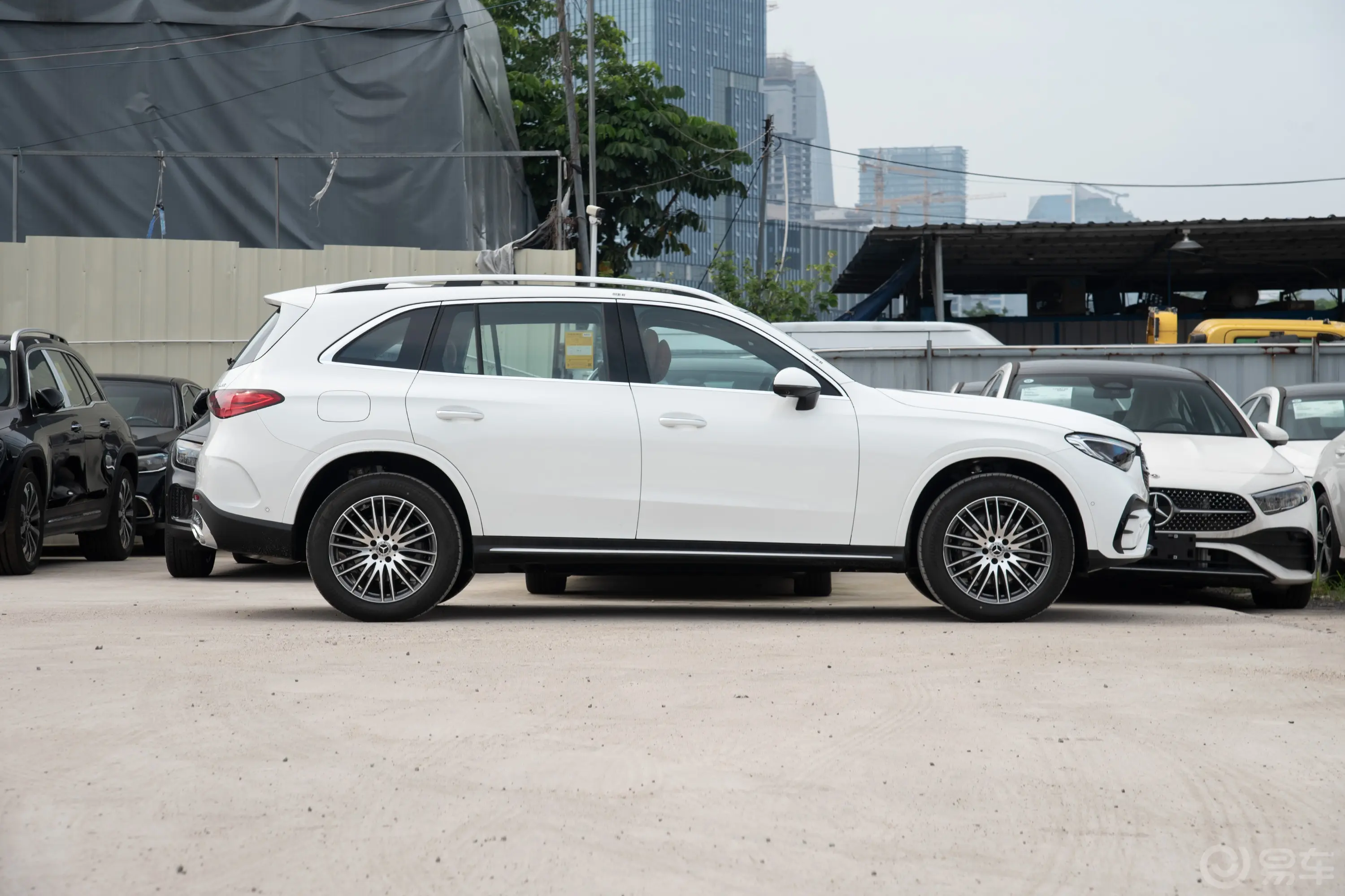 奔驰GLC改款 GLC 300 L 4MATIC 动感型 7座正侧车头向右水平